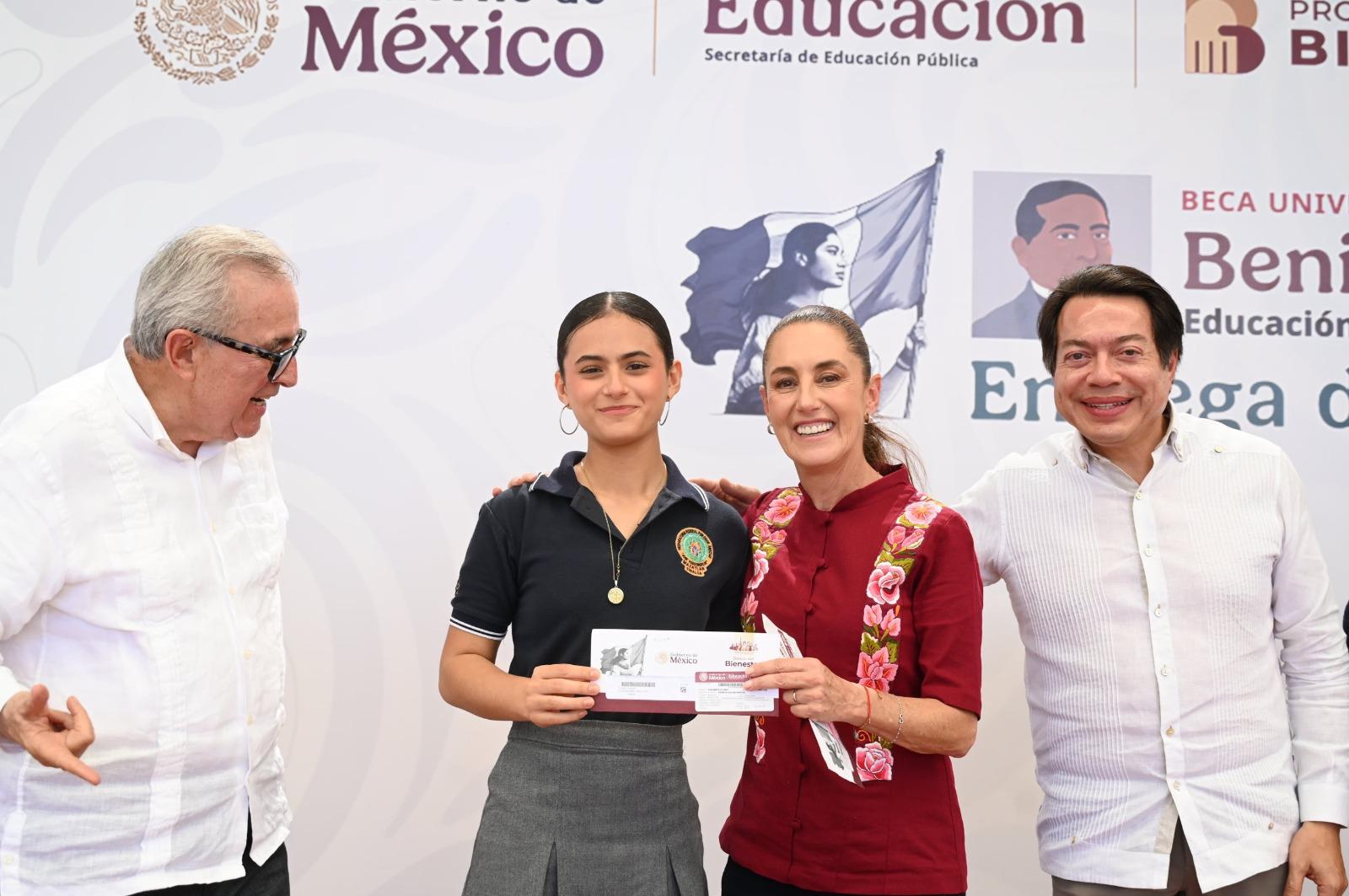 $!Arriba la Presidenta Claudia Sheinbaum a la Germán Evers para entrega de apoyo de becas a estudiantes
