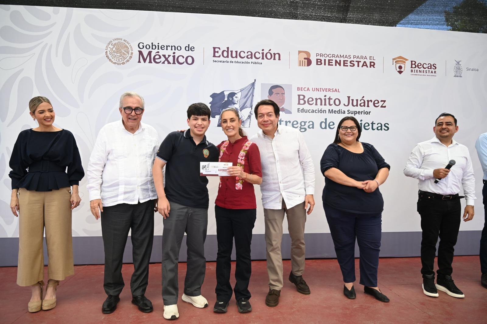 $!Arriba la Presidenta Claudia Sheinbaum a la Germán Evers para entrega de apoyo de becas a estudiantes
