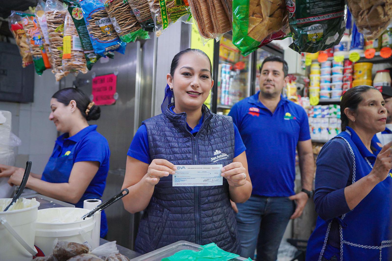 $!Entregan apoyos económicos a negocios del Mercado Juárez en Mazatlán