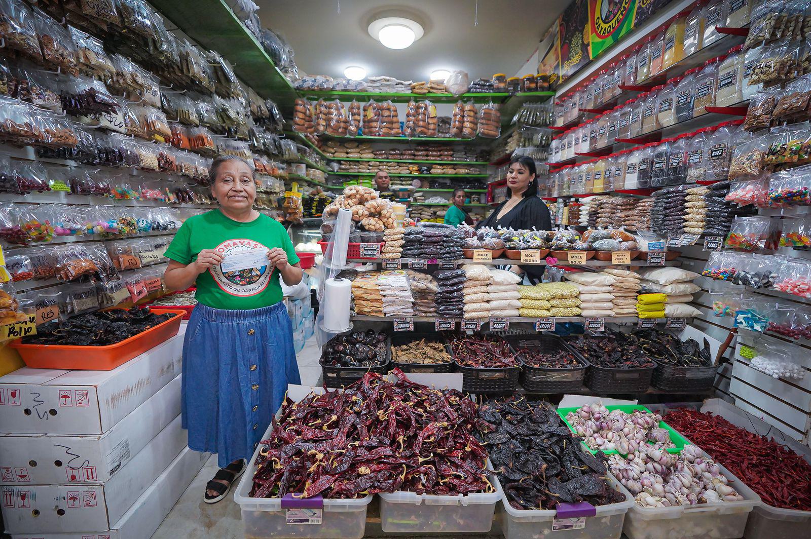 $!Entregan apoyos económicos a negocios del Mercado Juárez en Mazatlán