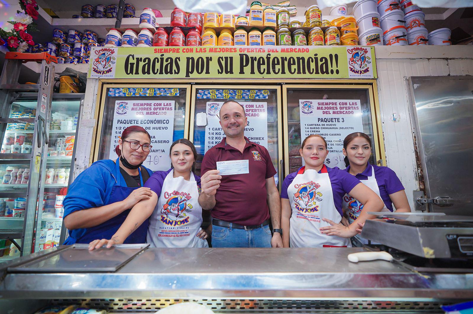 $!Entregan apoyos económicos a negocios del Mercado Juárez en Mazatlán