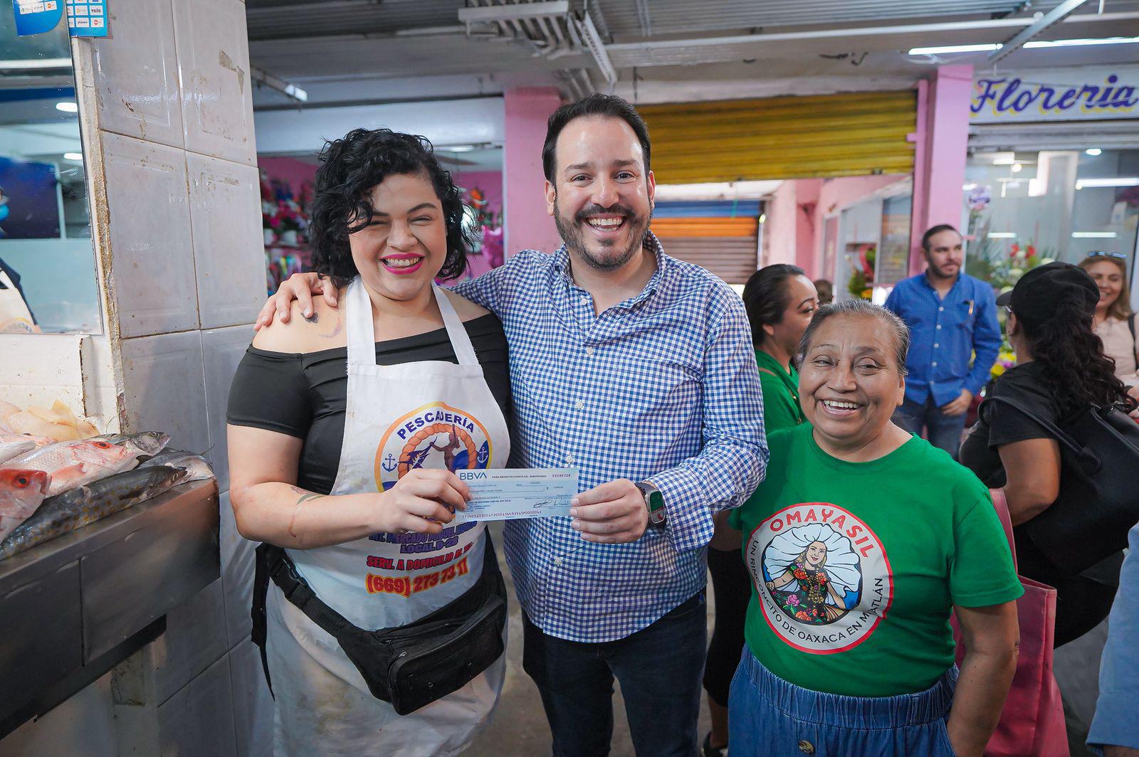 $!Entregan apoyos económicos a negocios del Mercado Juárez en Mazatlán