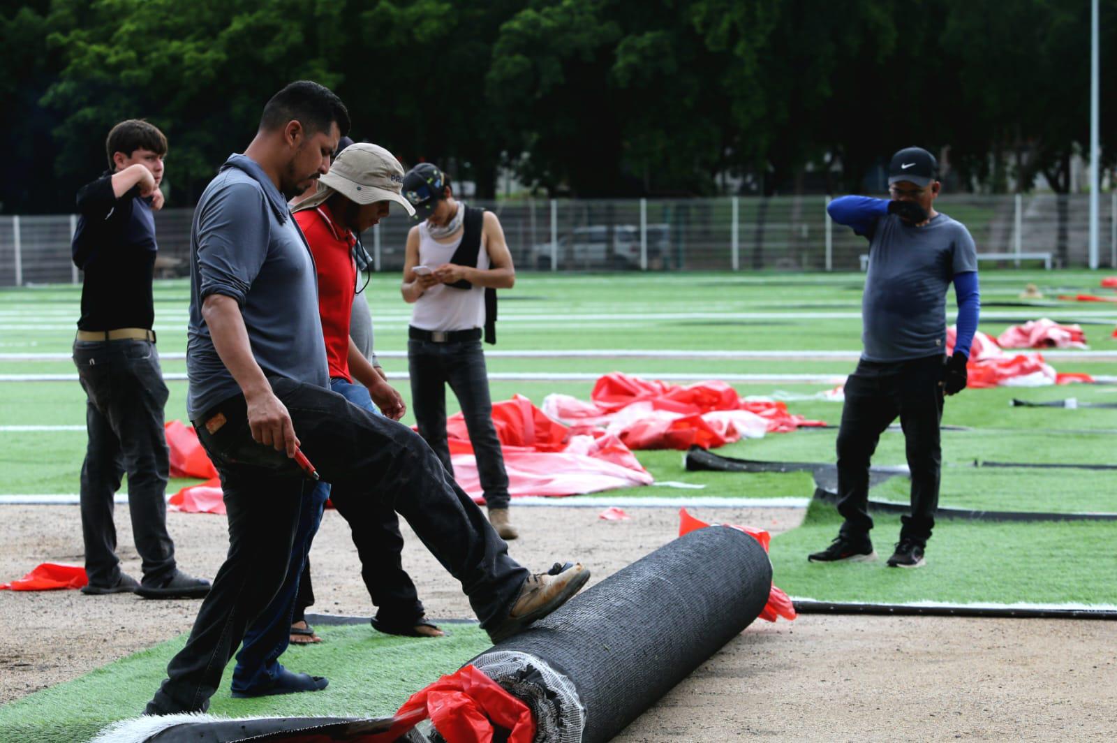 $!Rehabilitan canchas de futbol con pasto sintético en el Centro Cívico Constitución