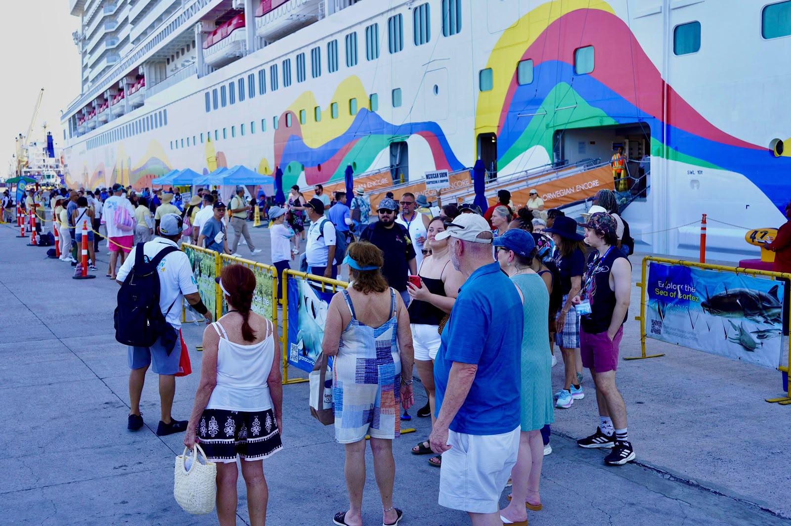 $!Norwegian Encore vista Mazatlán y arriba con 4 mil 24 pasajeros y mil 618 tripulantes
