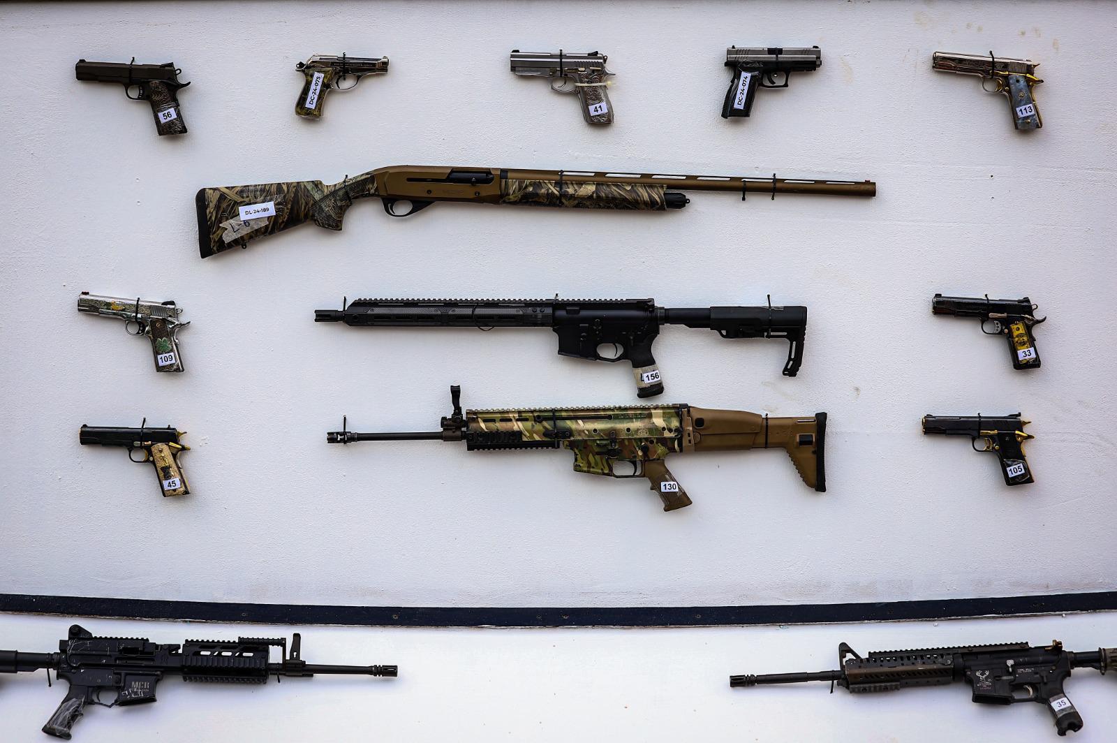 $!En plena guerra de facciones, los detienen con armas... luego los dejan salir