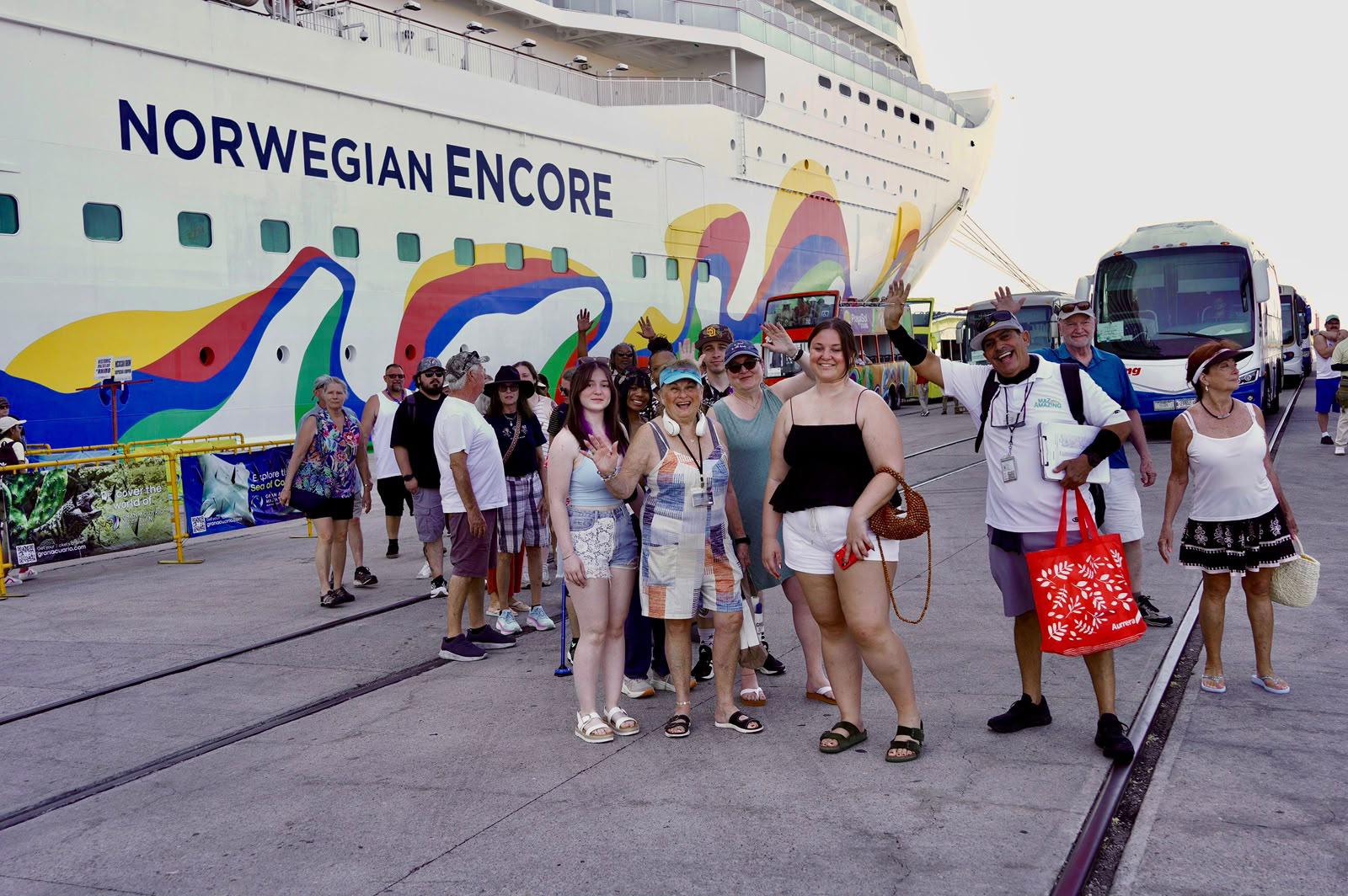 $!Norwegian Encore vista Mazatlán y arriba con 4 mil 24 pasajeros y mil 618 tripulantes