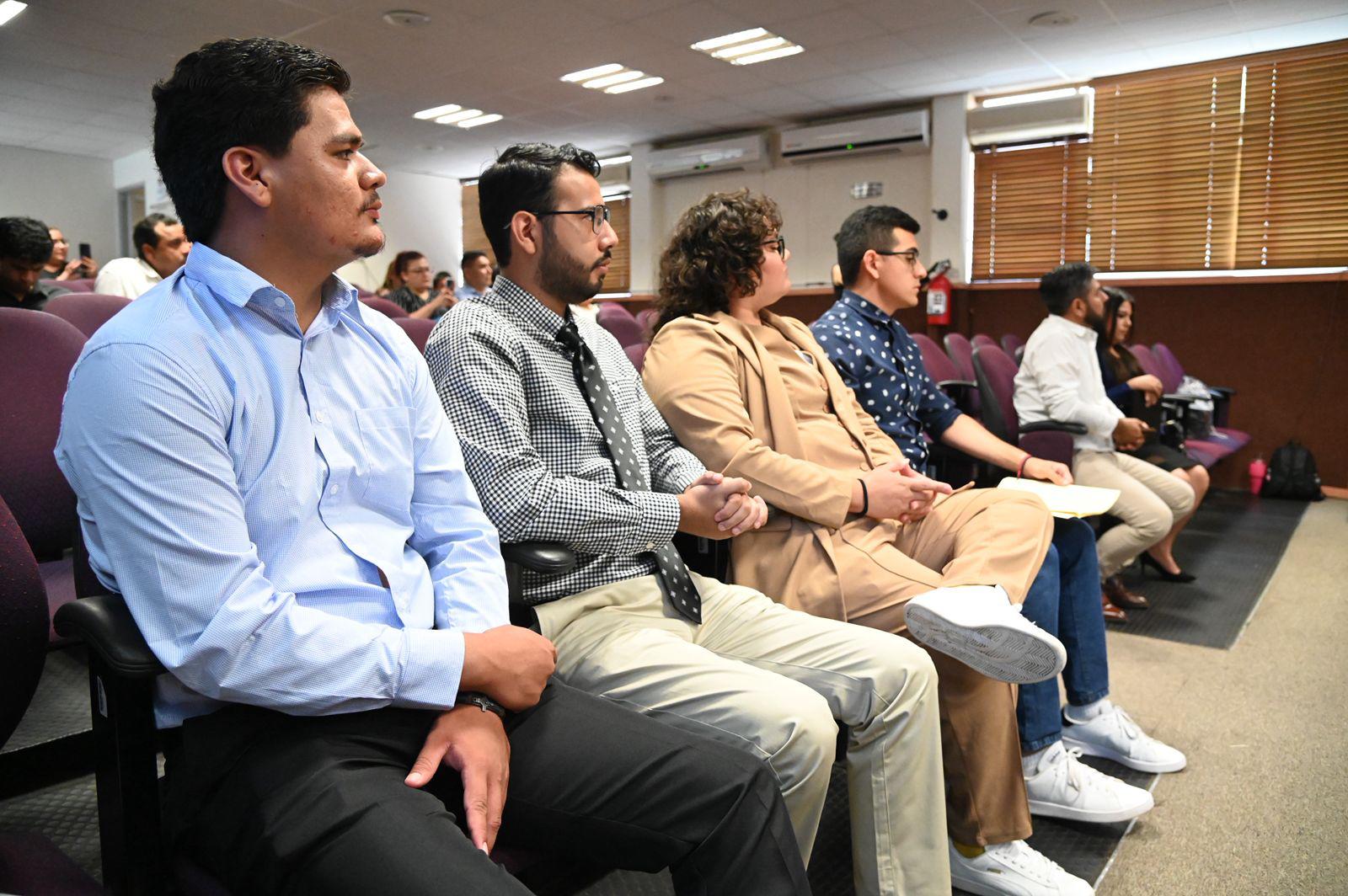 $!Humberto Quintero, periodista de Noroeste, se gradúa con excelencia de Periodismo en la UAS