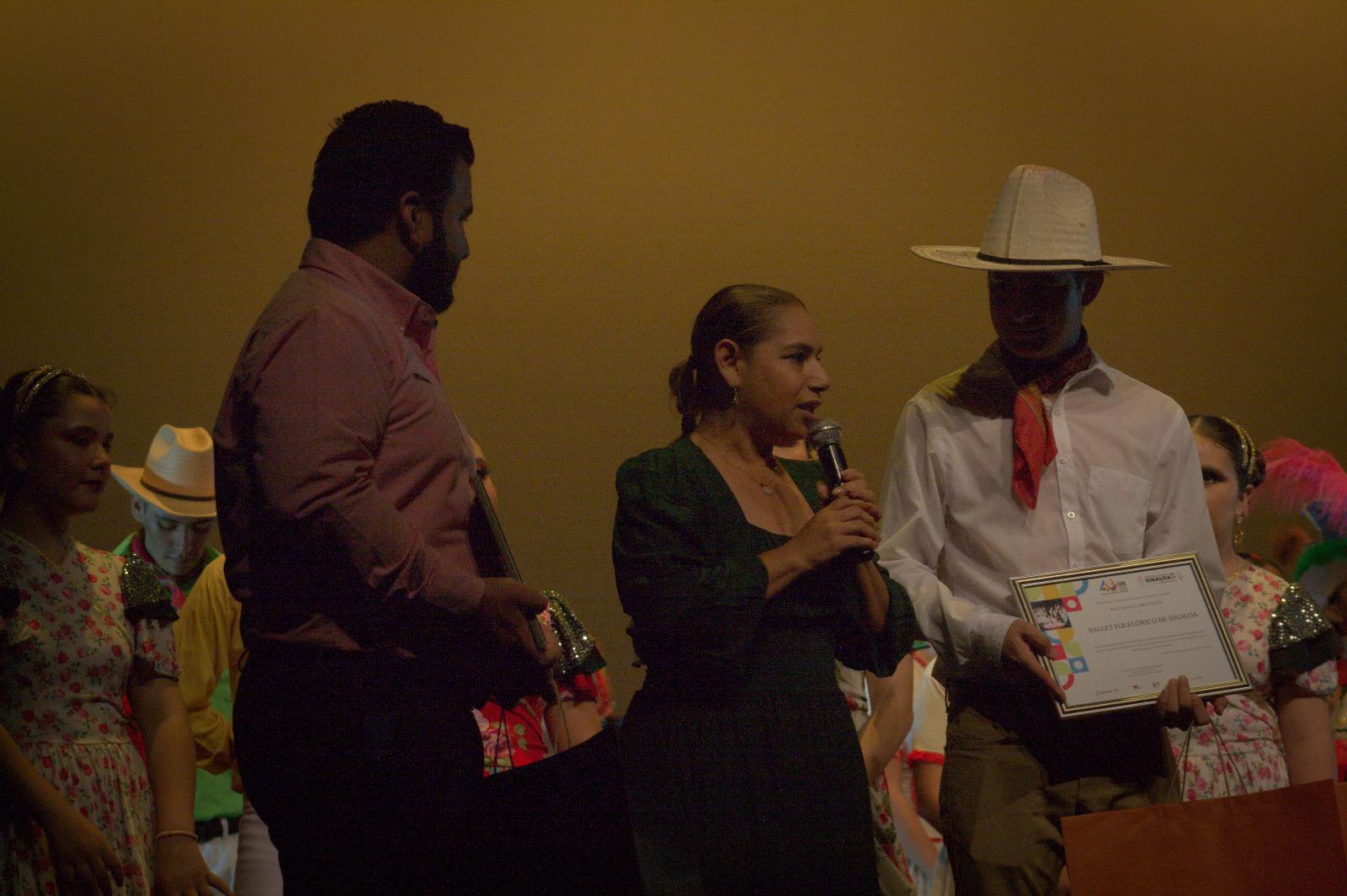 $!La maestra Olimpia Chávez entregó reconocimientos a los representantes de los grupos participantes.