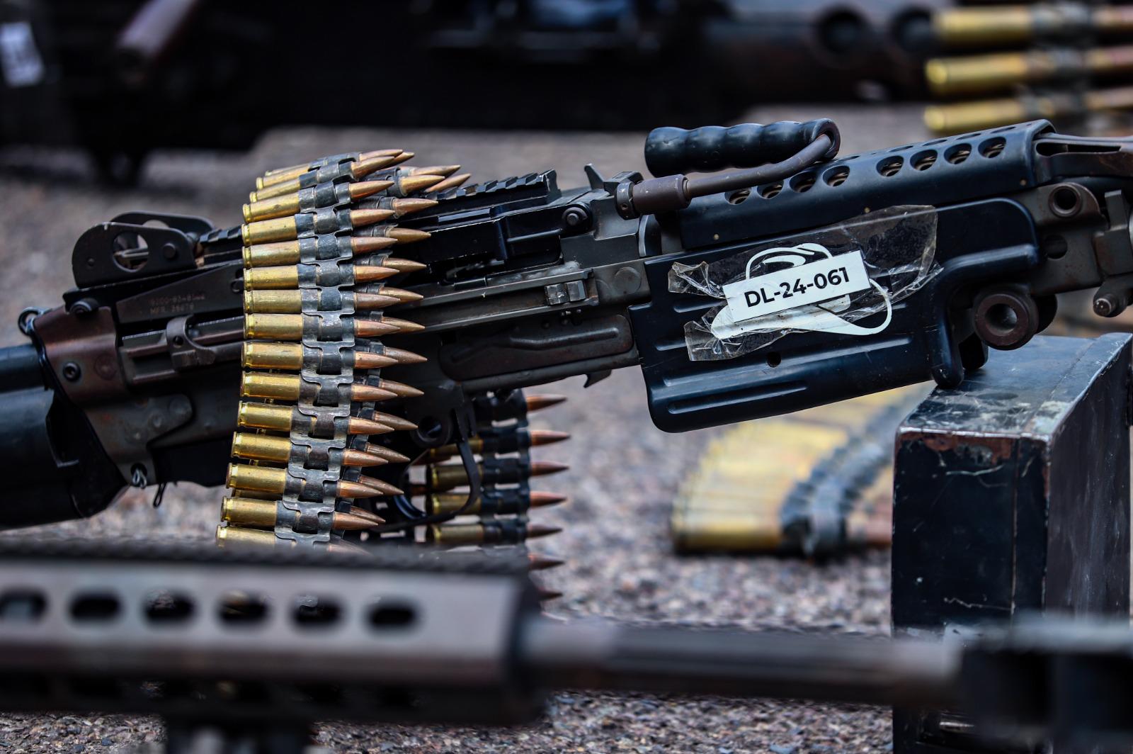 $!En plena guerra de facciones, los detienen con armas... luego los dejan salir