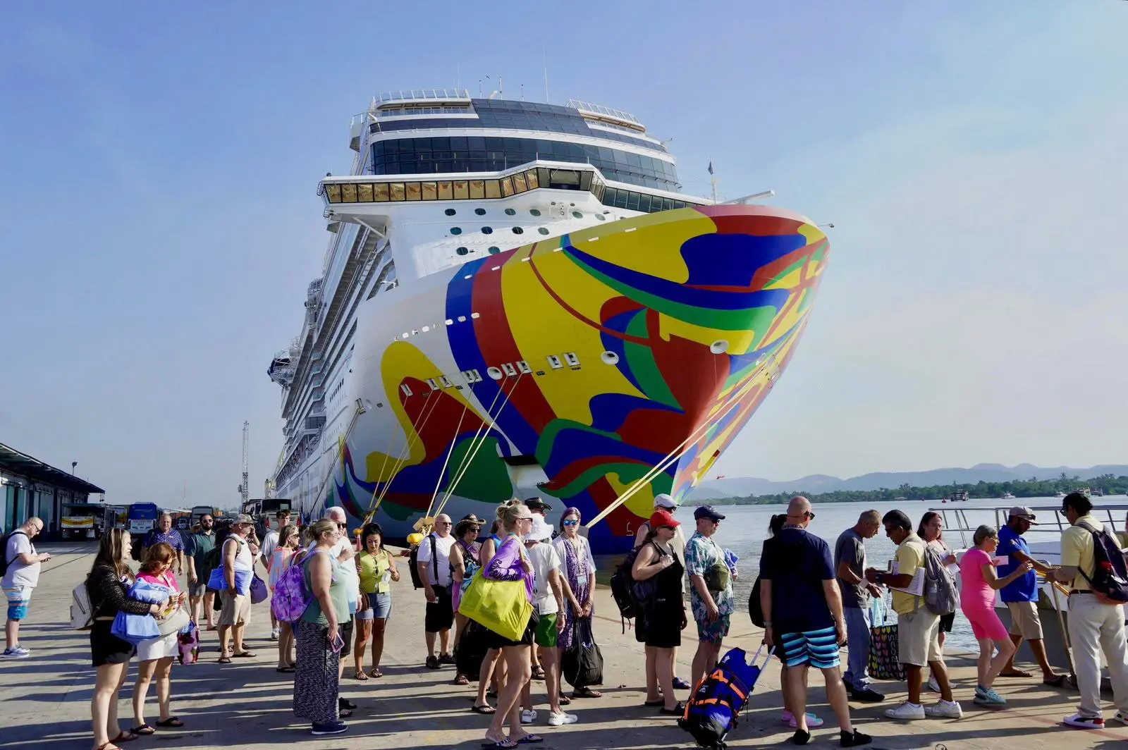 $!Norwegian Encore vista Mazatlán y arriba con 4 mil 24 pasajeros y mil 618 tripulantes