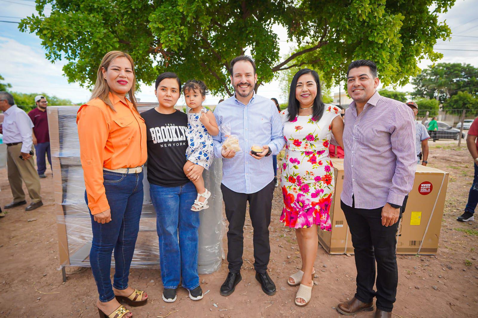 $!‘Equipa Sinaloa’ llega por primera vez a Juan José Ríos con apoyos a microempresarios