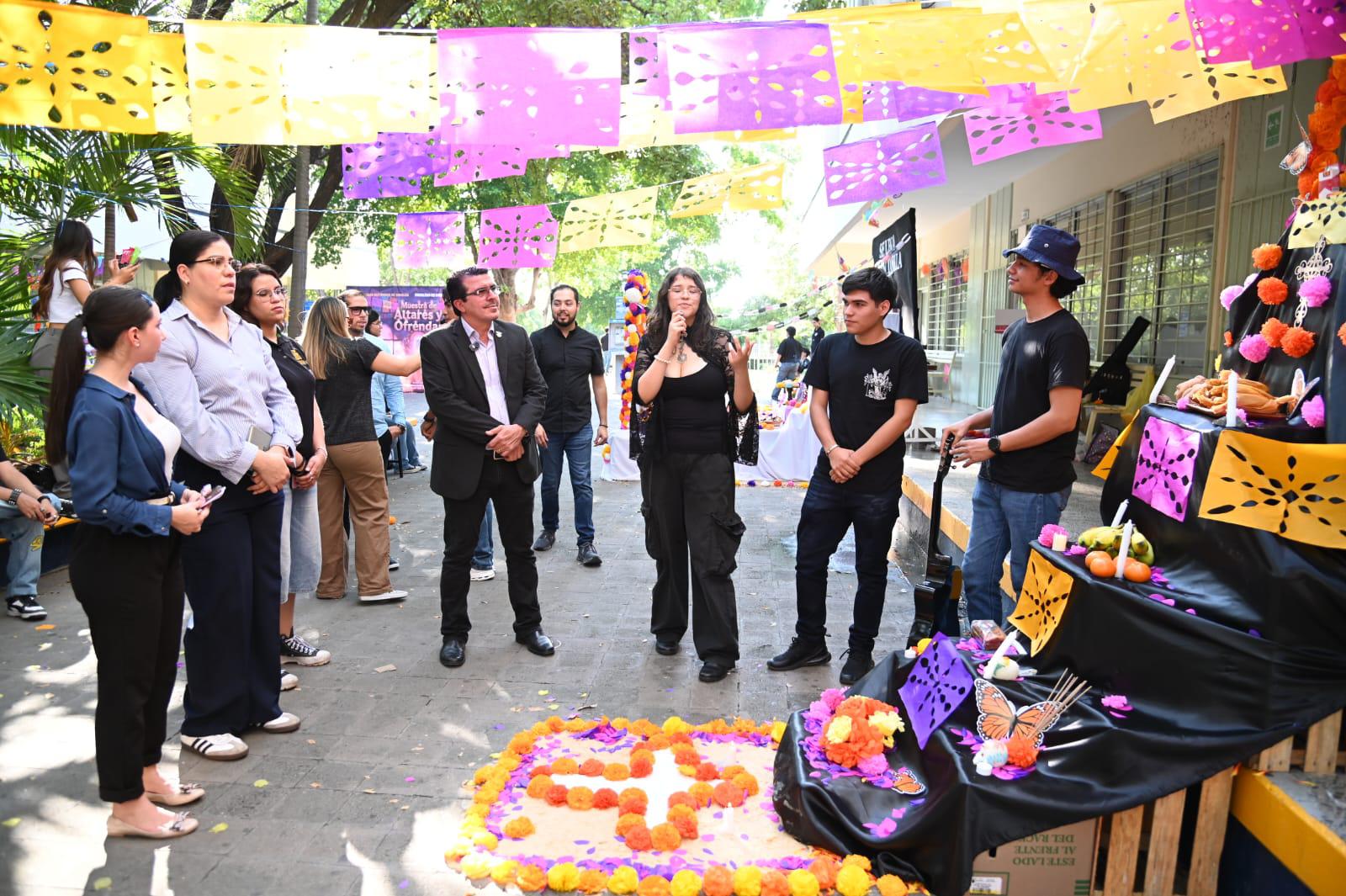 $!La explanada de la unidad académica reunió a la comunidad universitaria en torno a las festividades del Día de Muertos.