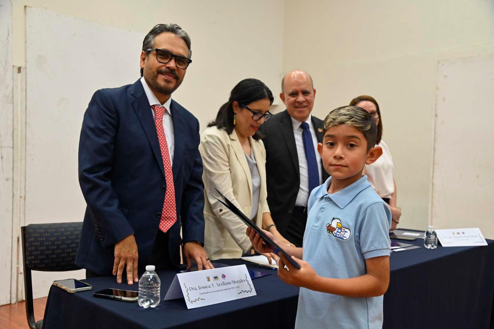 $!Gradúa UAS a más de 80 niños del programa PET