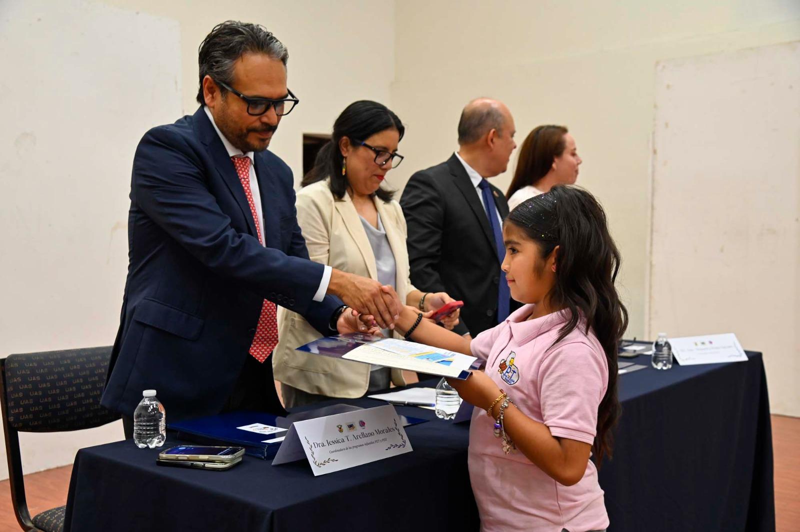 $!Gradúa UAS a más de 80 niños del programa PET