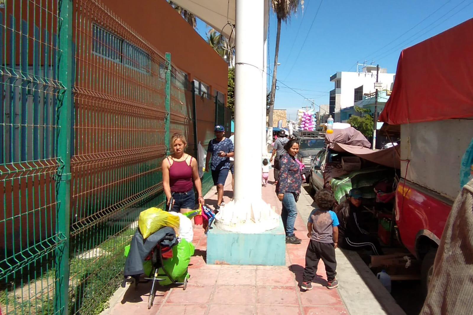 $!Ya ‘acampan’ personas en el malecón de Mazatlán; no dicen si vienen a vender o disfrutar de la fiesta