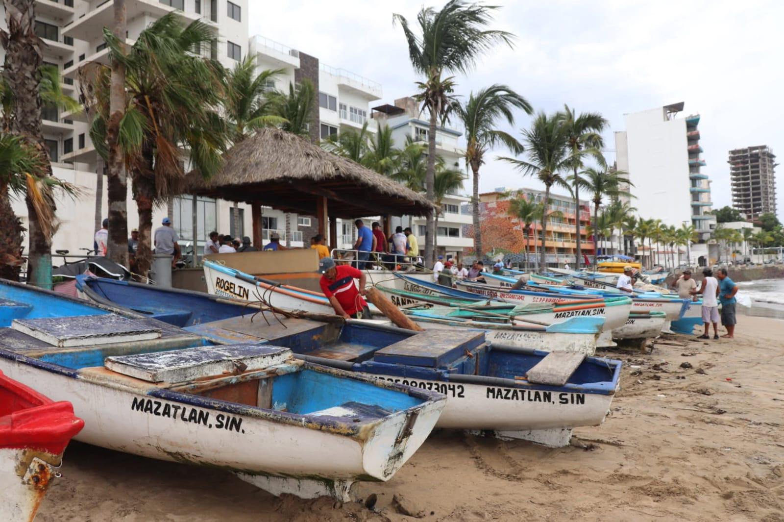 $!Conapesca promete motores y apoyos para pescadores de Playa Norte, en Mazatlán