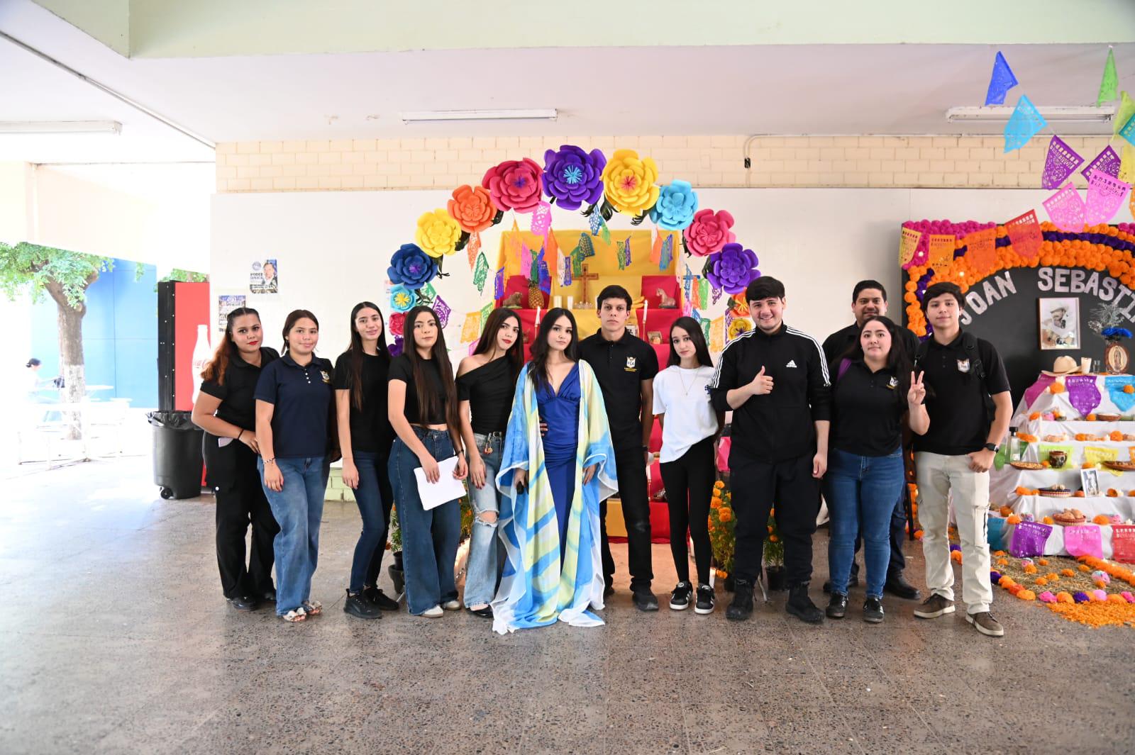 $!Alumnos de la Facultad de Contaduría y Administración de la UAS montaron 30 altares dedicados a familiares y figuras del ámbito académico.
