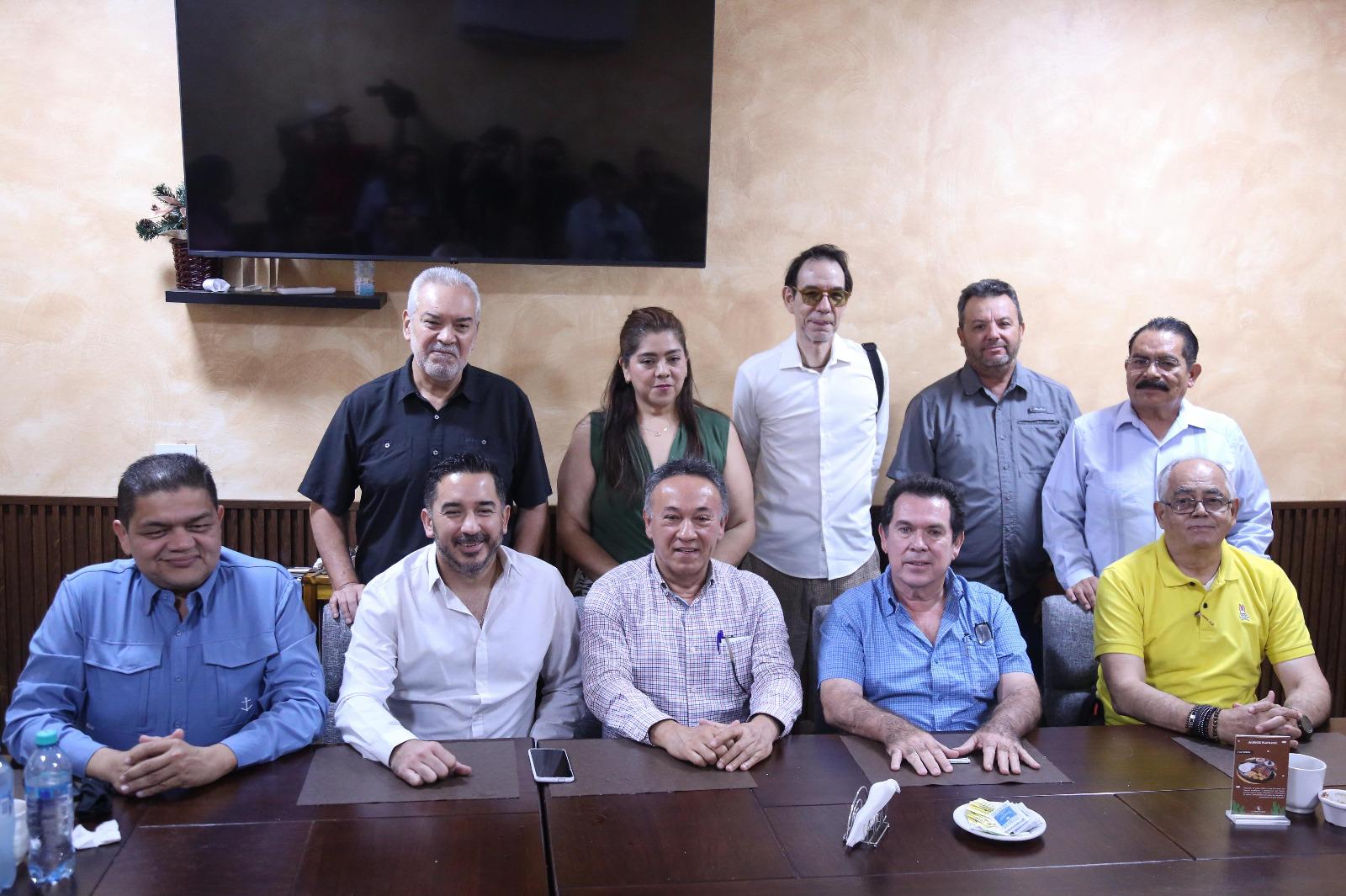 $!El director del Isic, Juan Avilés, con el colectivo de organizaciones y empresarios y miembros del Patronato para la Revitalización del Centro Histórico de Culiacán.