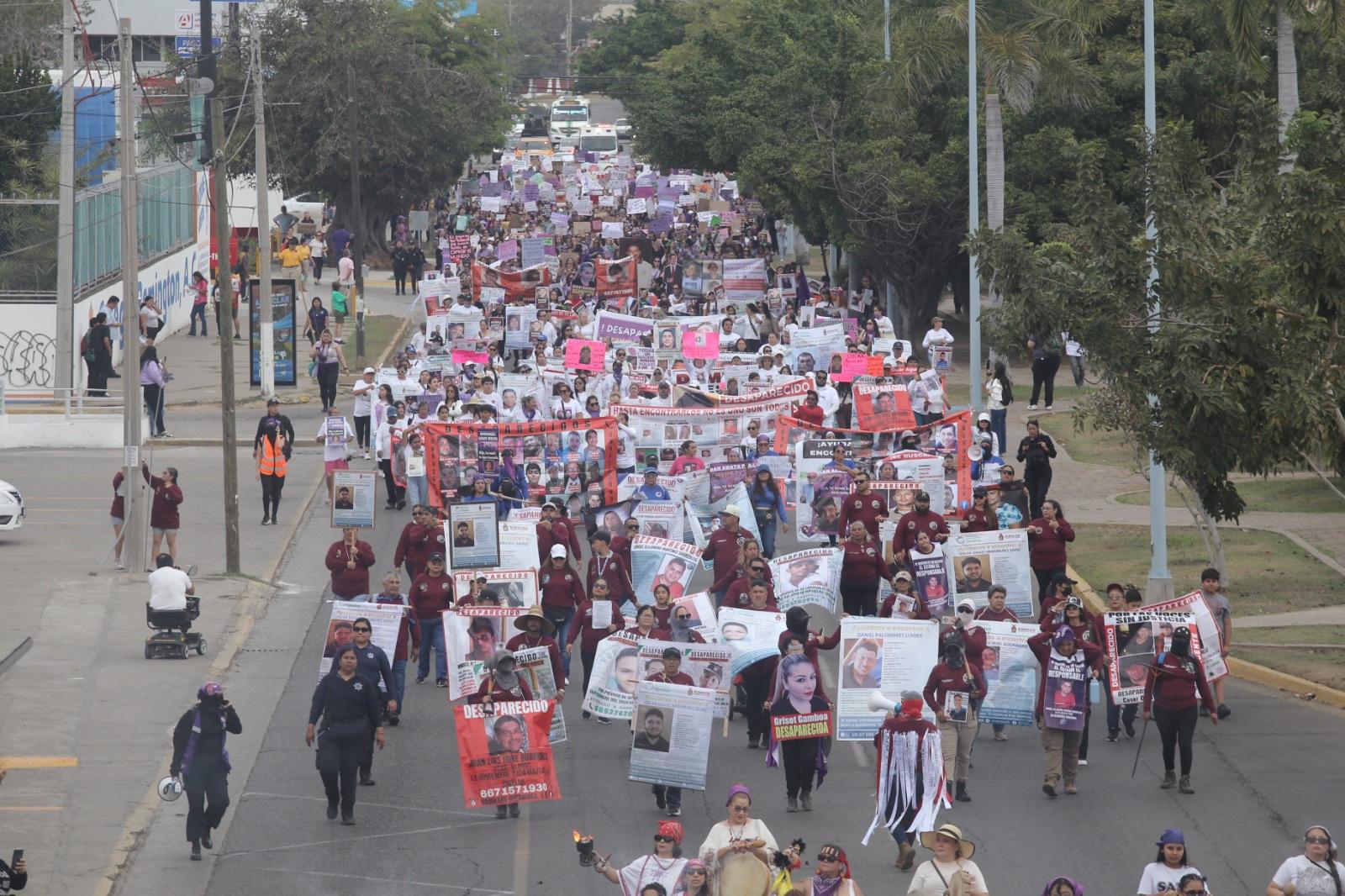 $!Marchan en Mazatlán por el 8M y terminan pintando edificios