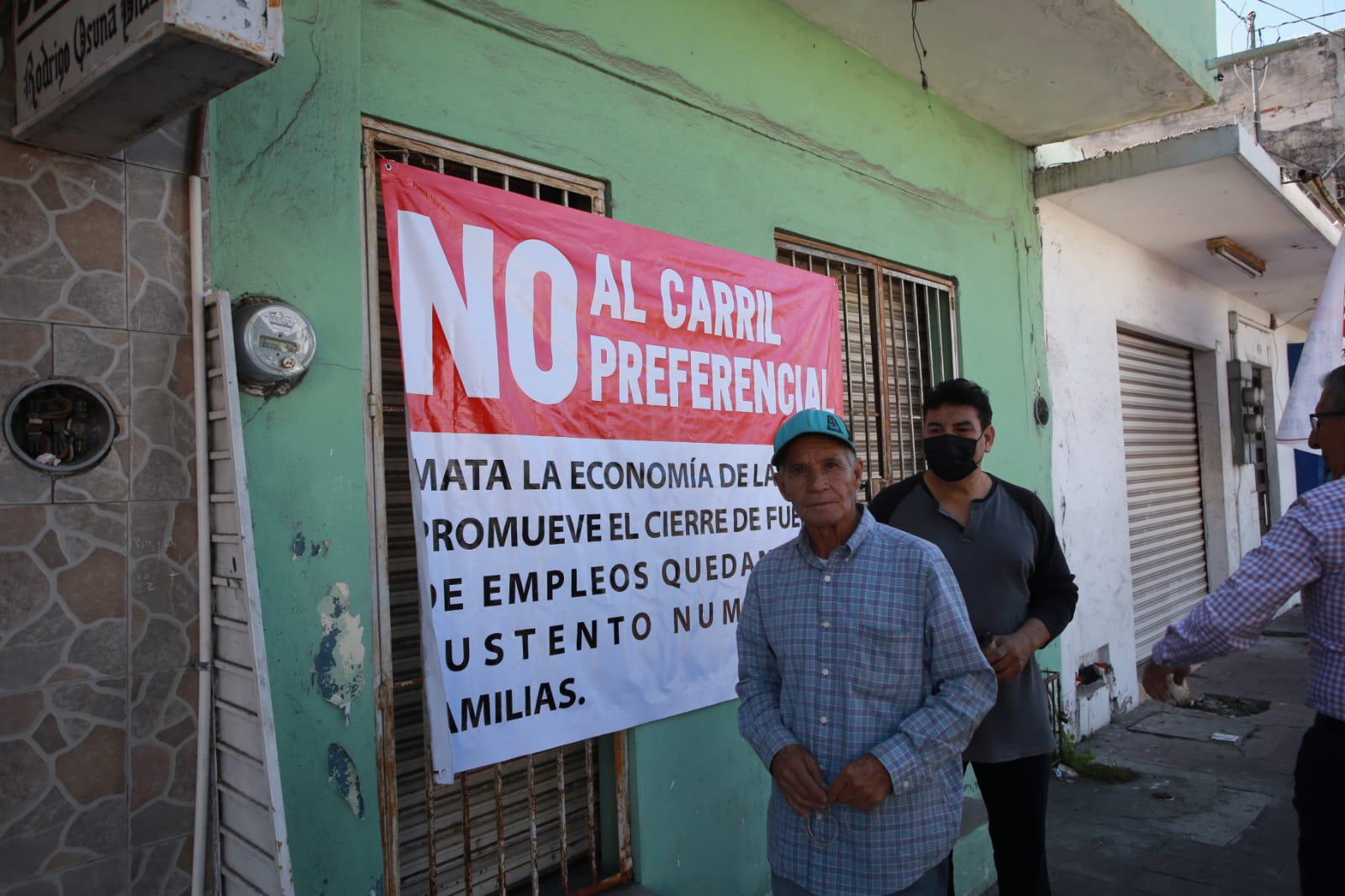 $!Carril preferencial en Mazatlán mata la economía, denuncian comerciantes de la Juan Carrasco