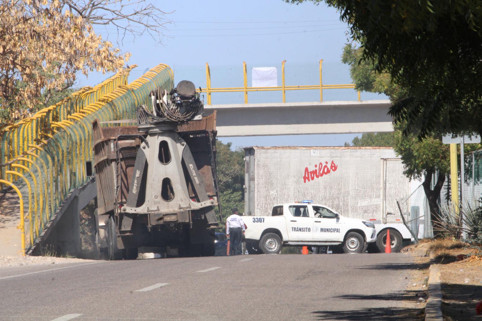 $!Bloquean con vehículos y ponchallantas el puente sobre el río Baluarte en la carretera México 15, al sur de Rosario