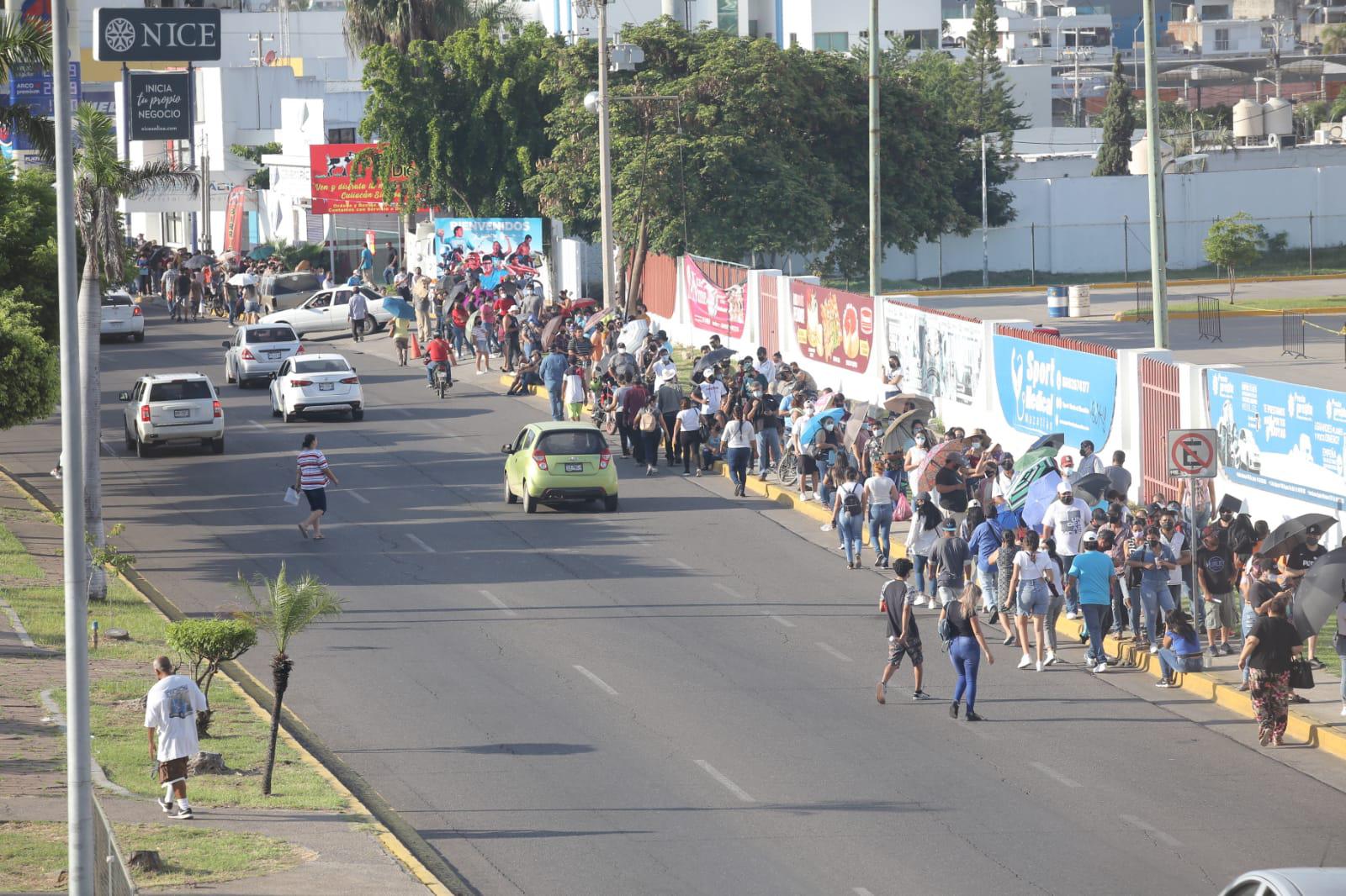 $!Se descontrola jornada de vacunación para rezagados en Mazatlán y cientos se aglomeran