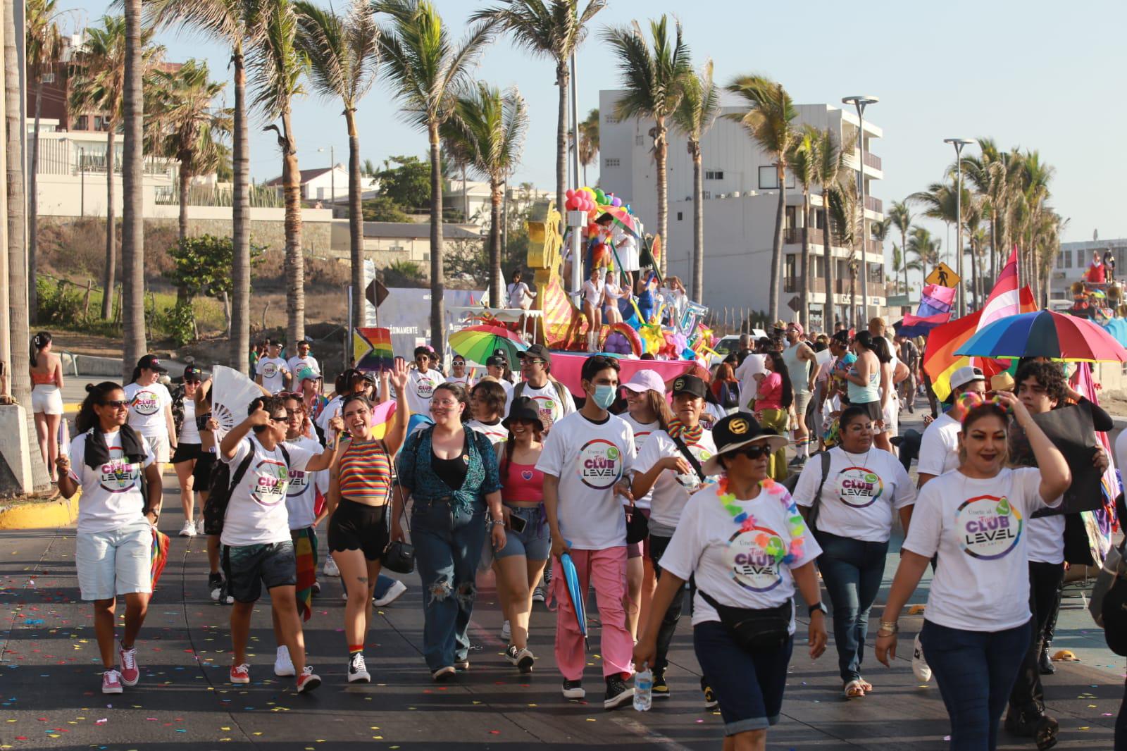 $!Ondea la comunidad LGBTQ+ distintas banderas multicolor en su marcha, en Mazatlán