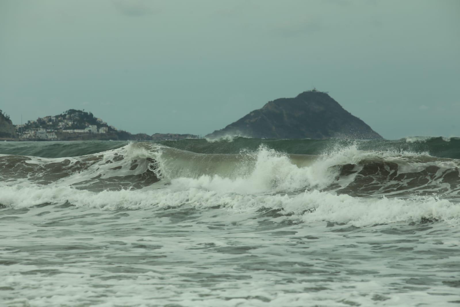$!Cierran playas y puerto en Mazatlán pero bañistas siguen en el mar