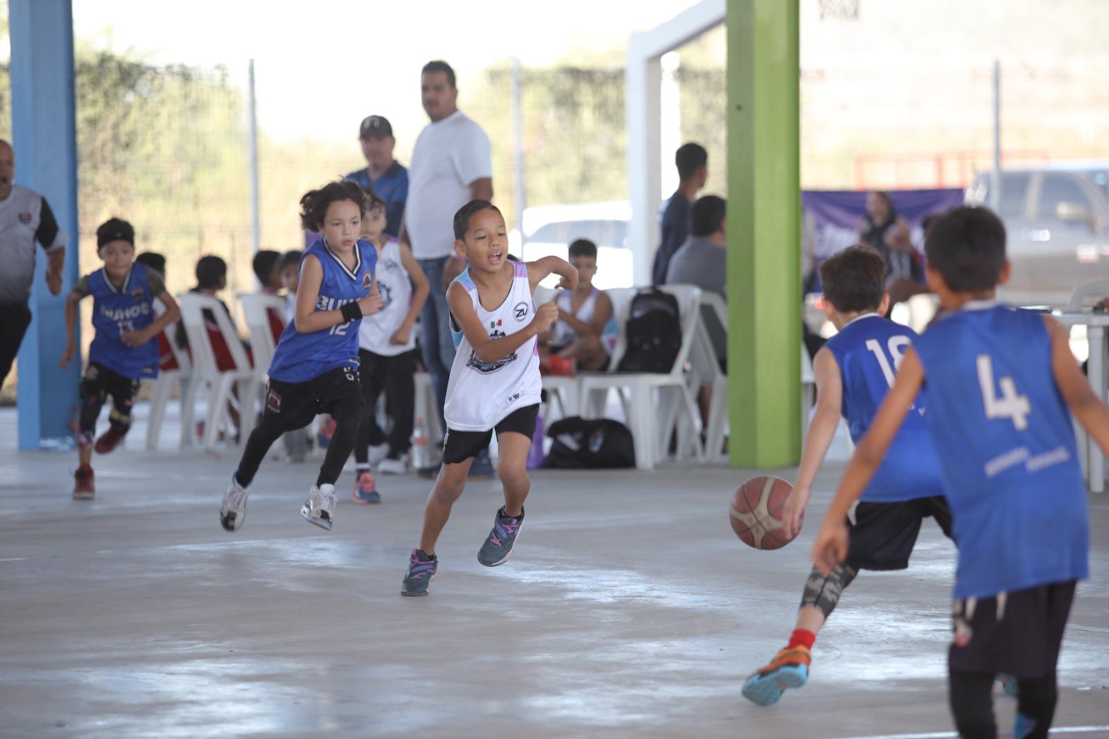 $!Castillo guía al título a Velociraptors en Cobama