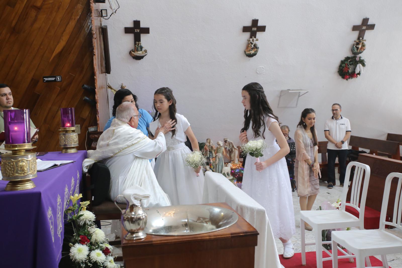 $!El óleo sagrado que sella el bautismo y simboliza la unión con Cristo recibieron en la ceremonia.