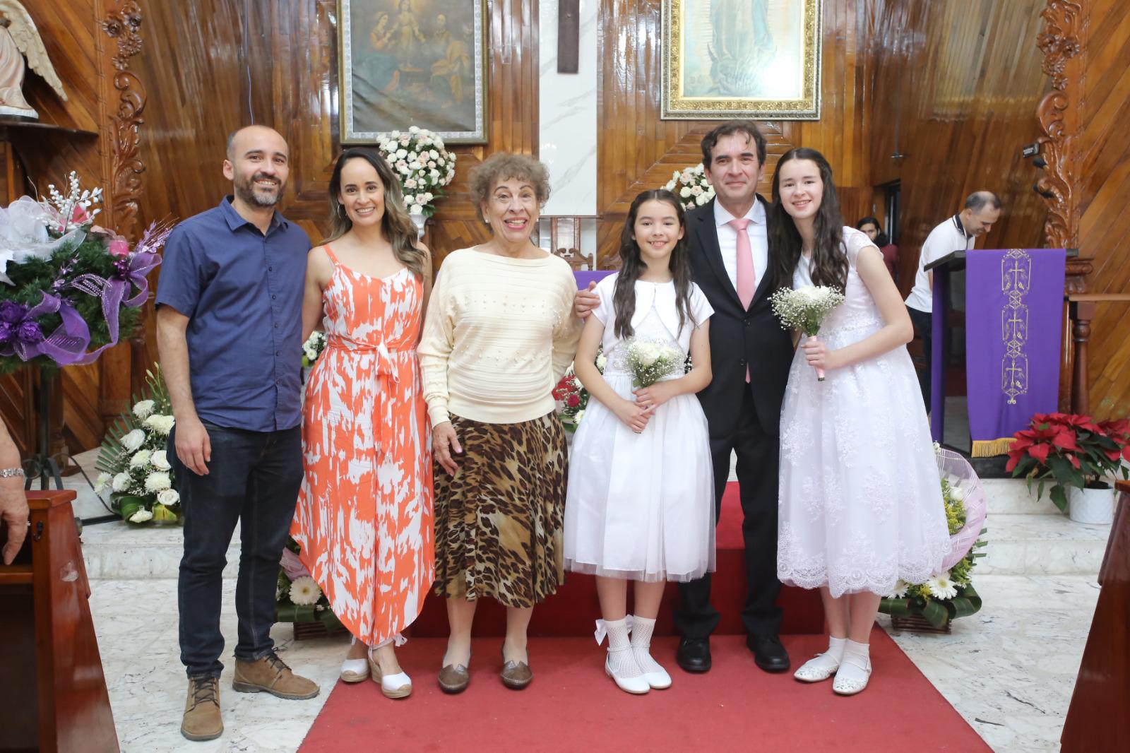 $!Las pequeñas entre sus tíos, Luis Ernesto Urquidy Flores y Raquel Ramirez de Urquidy; su abuelita Josefina Urquidy Miranda y su papá, Jesús Humberto Torres Urquidy.