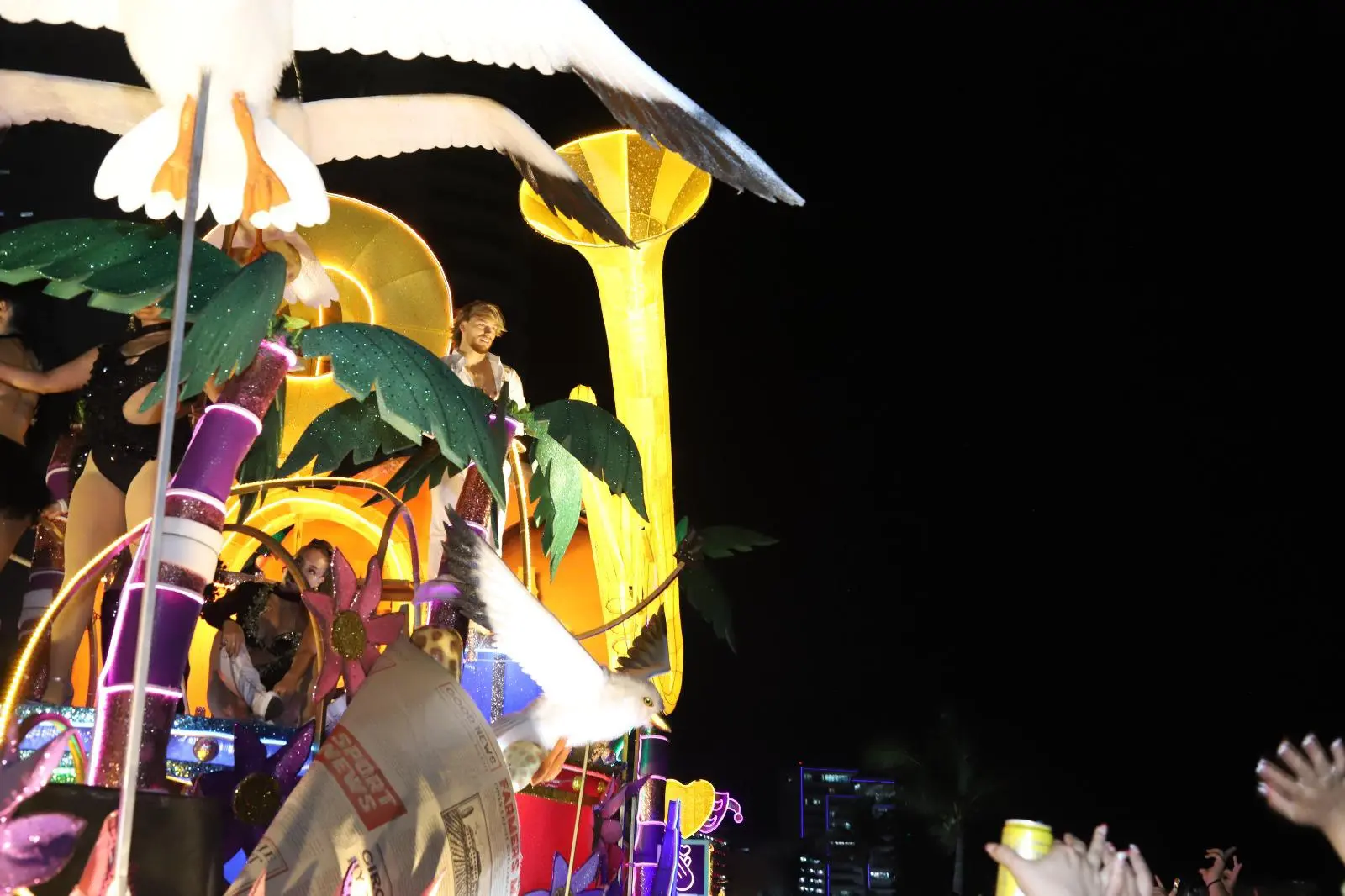 $!Más de 500 mil personas llenan el malecón en el primer desfile del Carnaval de Mazatlán 2026