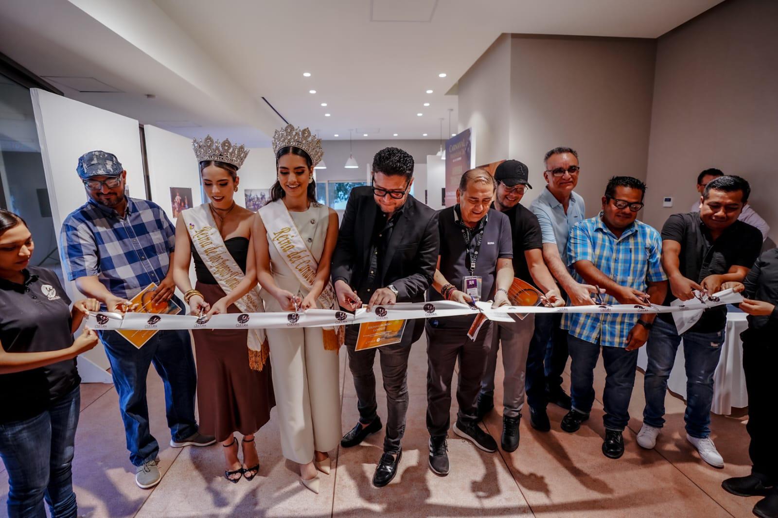 $!Los ganadores del Primer Concurso de Fotografía del Carnaval de Mazatlán 2026, junto a las reinas y autoridades de Cultura, realizan el corte del listón inaugural de la exposición.