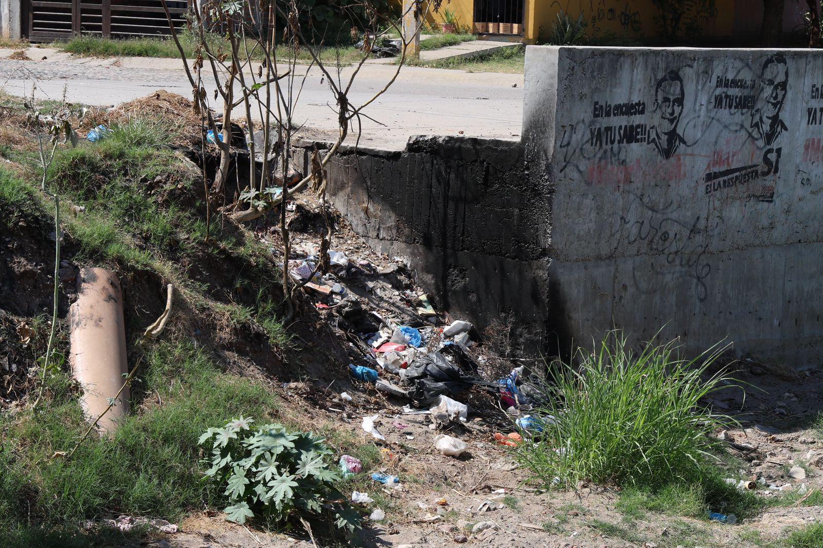 $!Basura y agua estancada afectan al Arroyo Jabalines y canales de Mazatlán