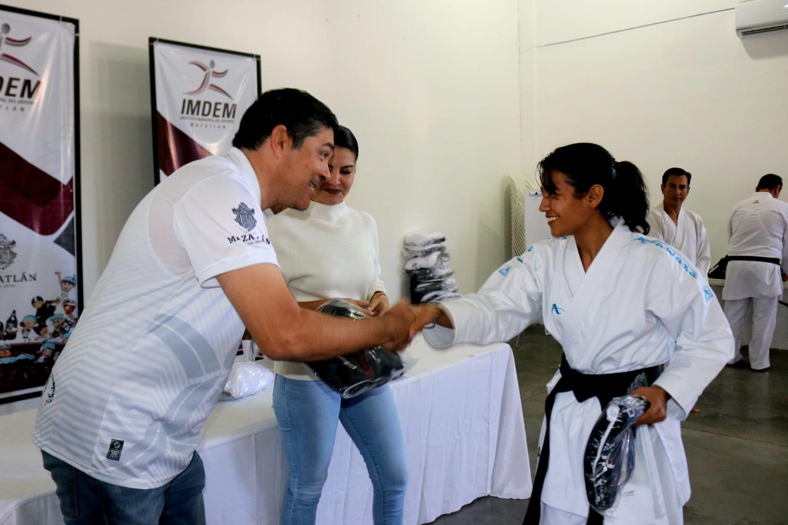 $!Karatecas se ponen la camiseta de Mazatlán rumbo al Estatal