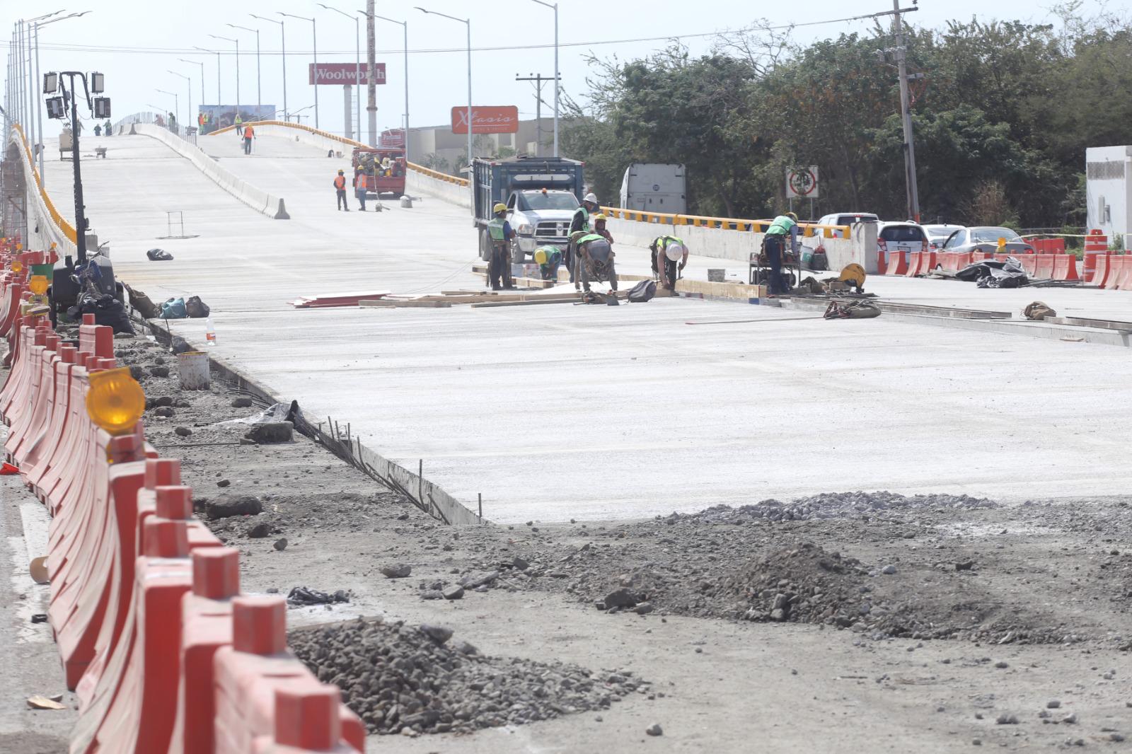 $!Tras invasión de vehículo a la obra, continúa construcción del Paso Superior Vehicular, en Mazatlán