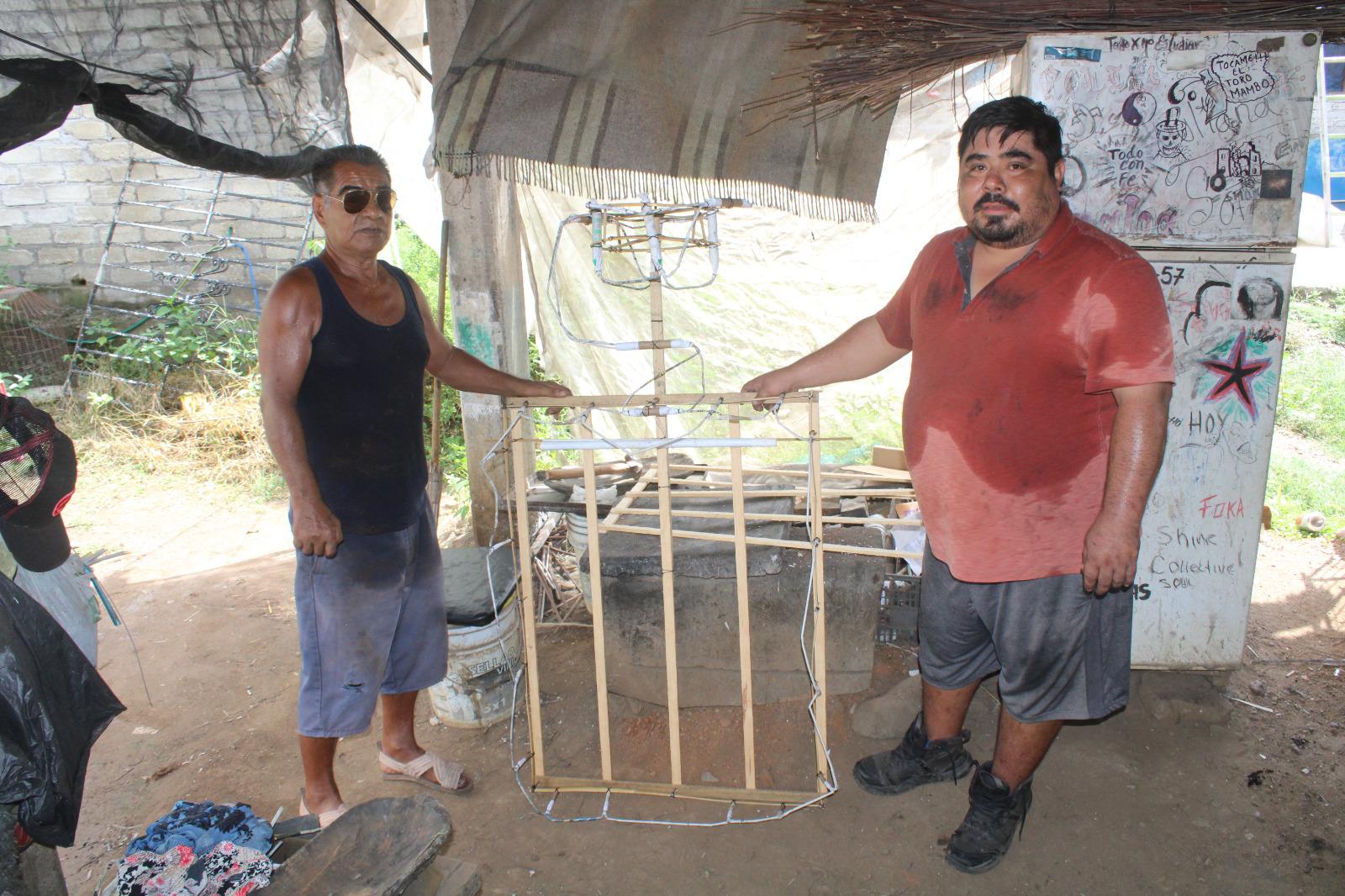 $!Heredan Ramón Santiago y Julio César el oficio artesanal de la pirotecnia en Rosario