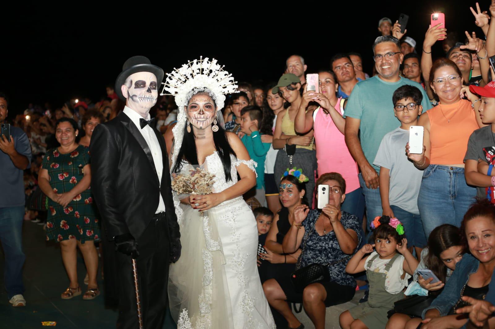 $!Disfrutan miles de personas del desfile del Día de Muertos en Mazatlán