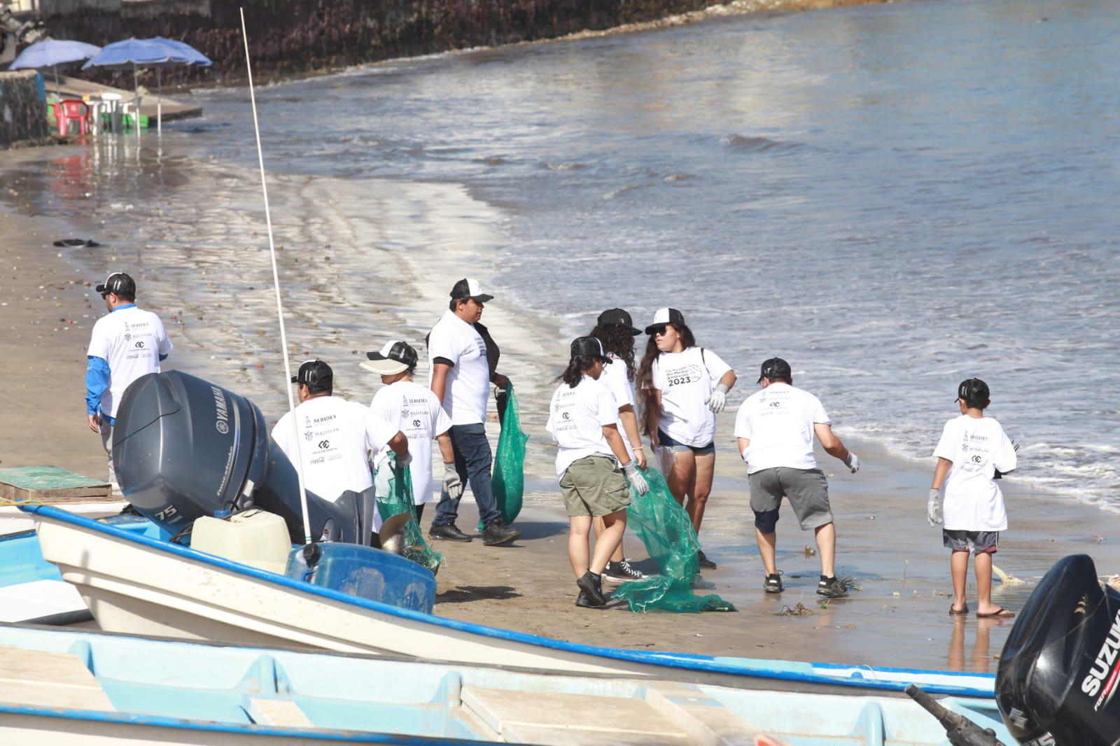 $!Limpian playas de Mazatlán para concientizar en Día del Medio Ambiente