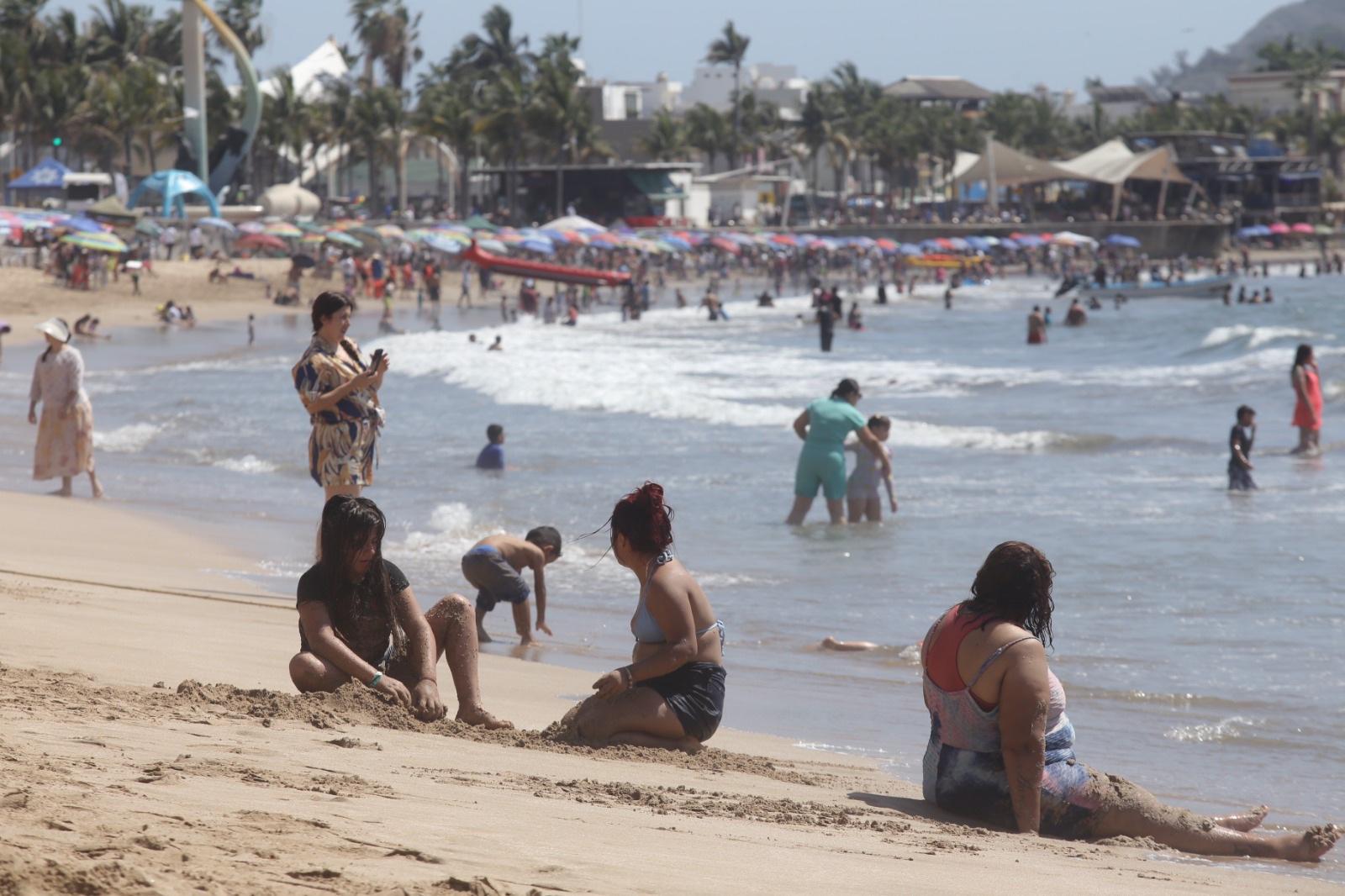 $!Bañistas no abandonan las playas de Mazatlán durante el cierre de la Semana Santa