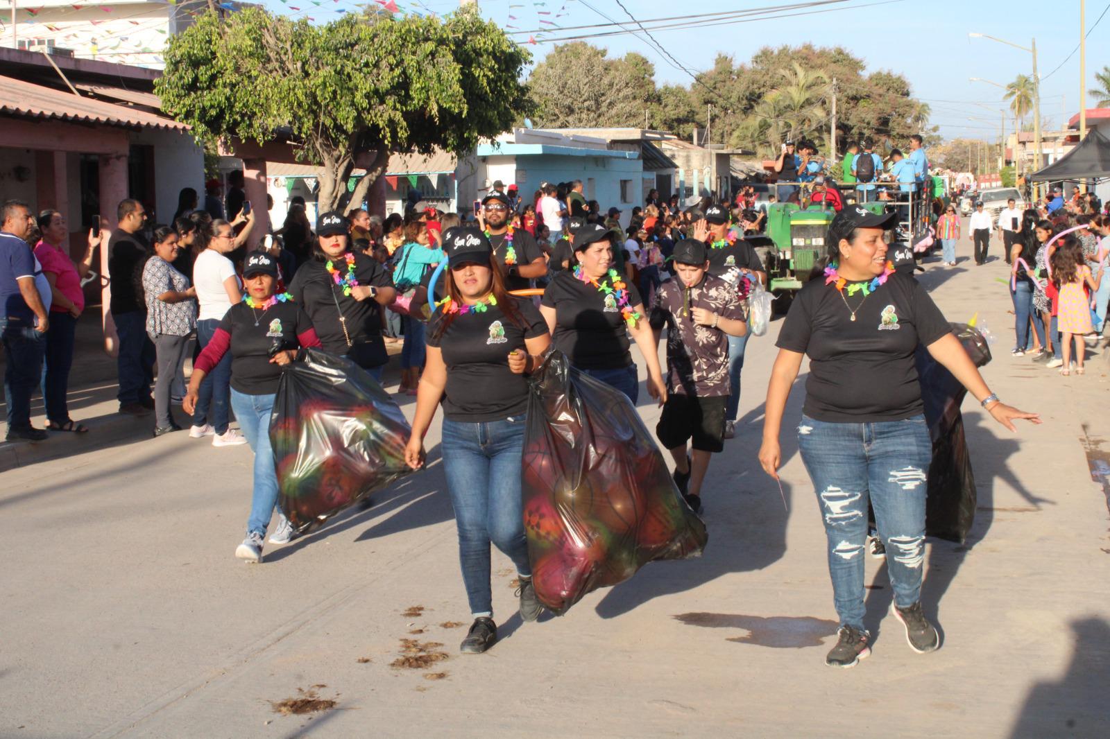 $!Disfrutan familias desfile de las tradicionales fiestas de marzo en Aguaverde, en Rosario
