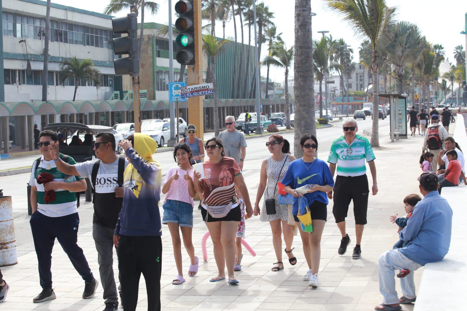 $!Registra Mazatlán un viernes con gran afluencia de turistas nacionales y extranjeros