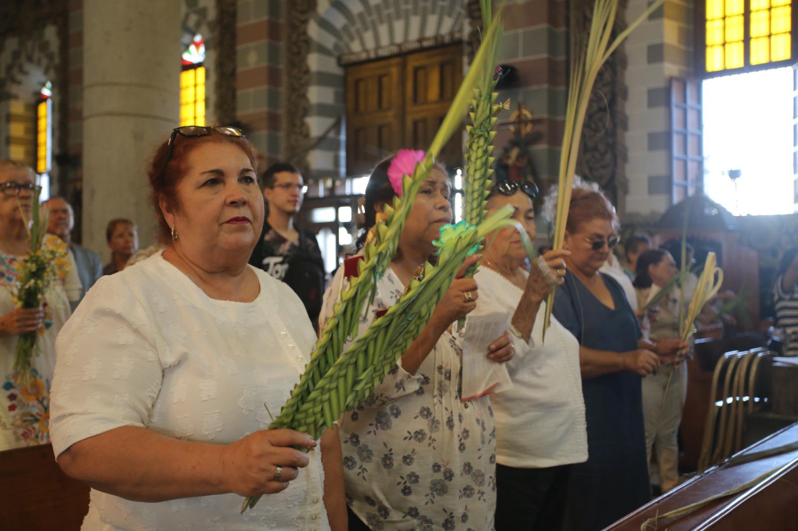 $!Obispo de Mazatlán llama a vivir la paz y la bondad en el Domingo de Ramos