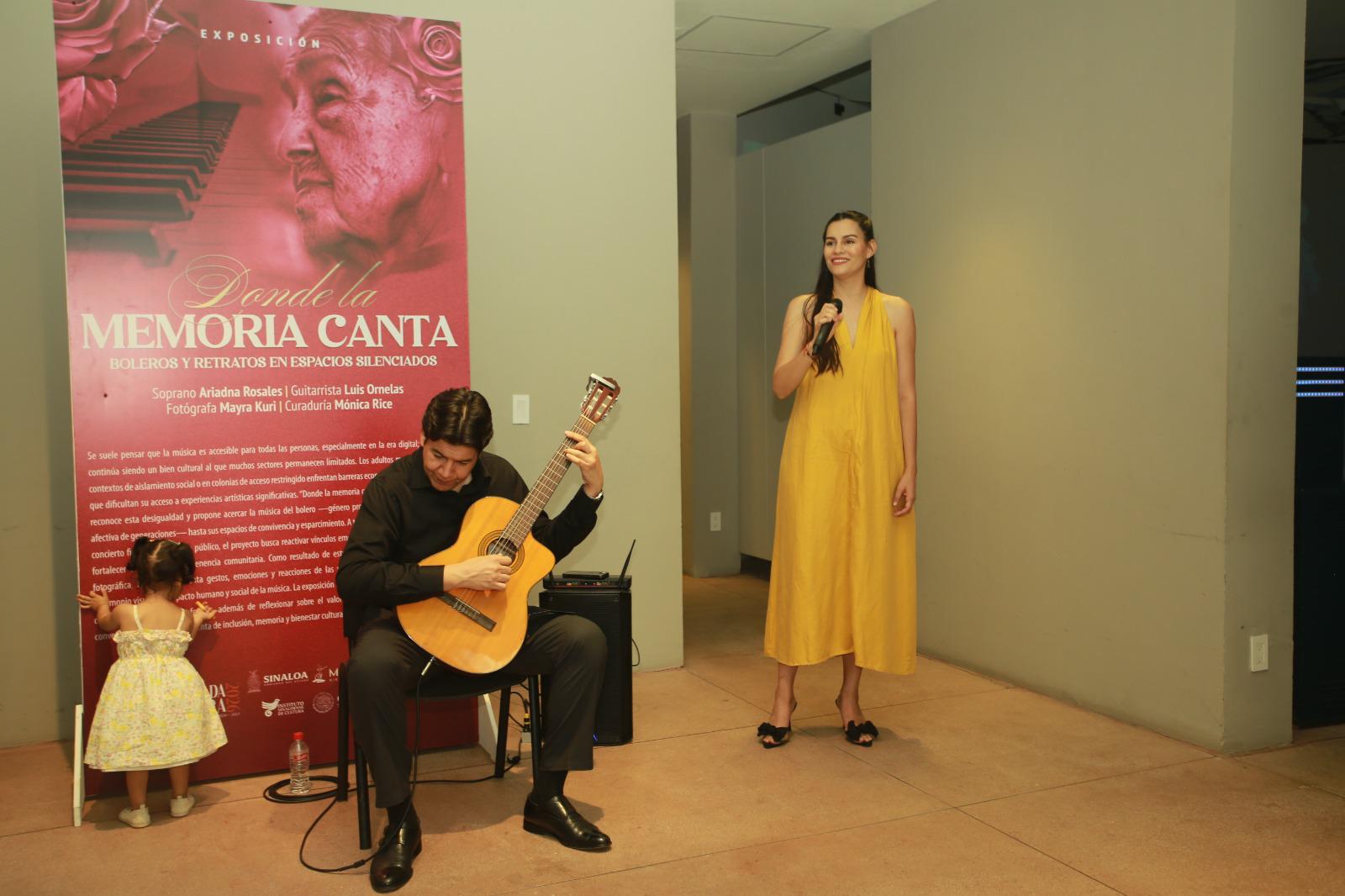 $!Luis Ornelas en la guitarra, acompañó a Ariadna Rosales, quien interpretó clásicos del bolero en la inauguración.