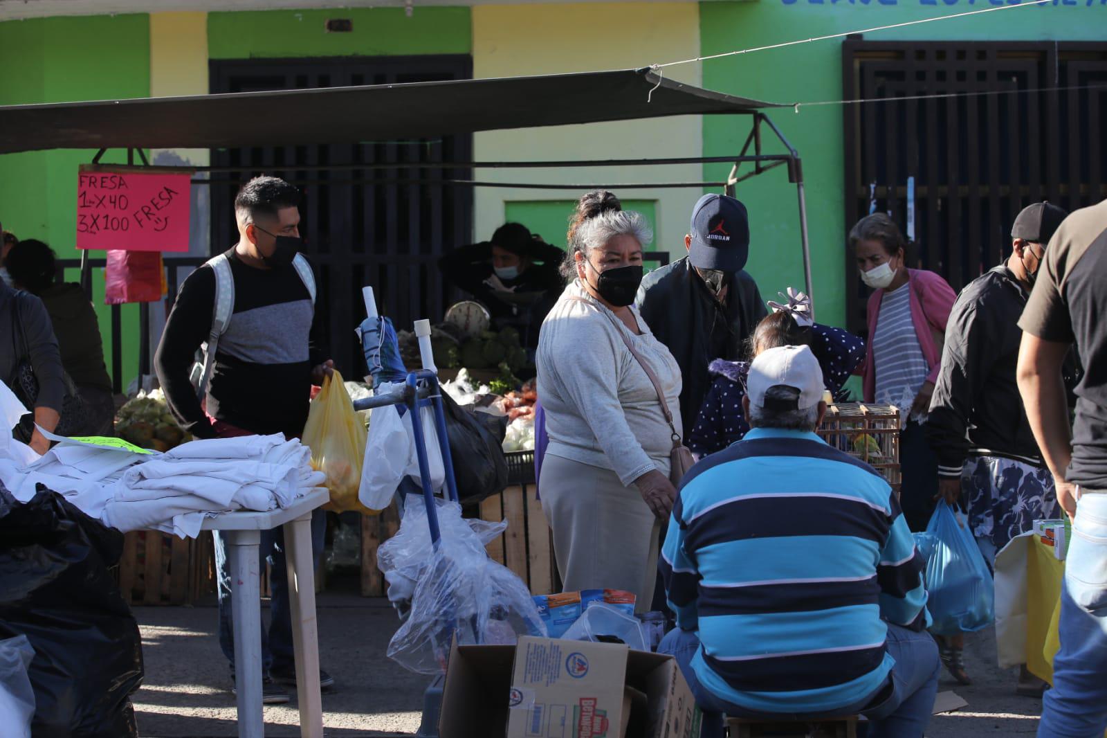 $!Tianguis de la Juárez, en Mazatlán, luce repleto este domingo y sin sana distancia