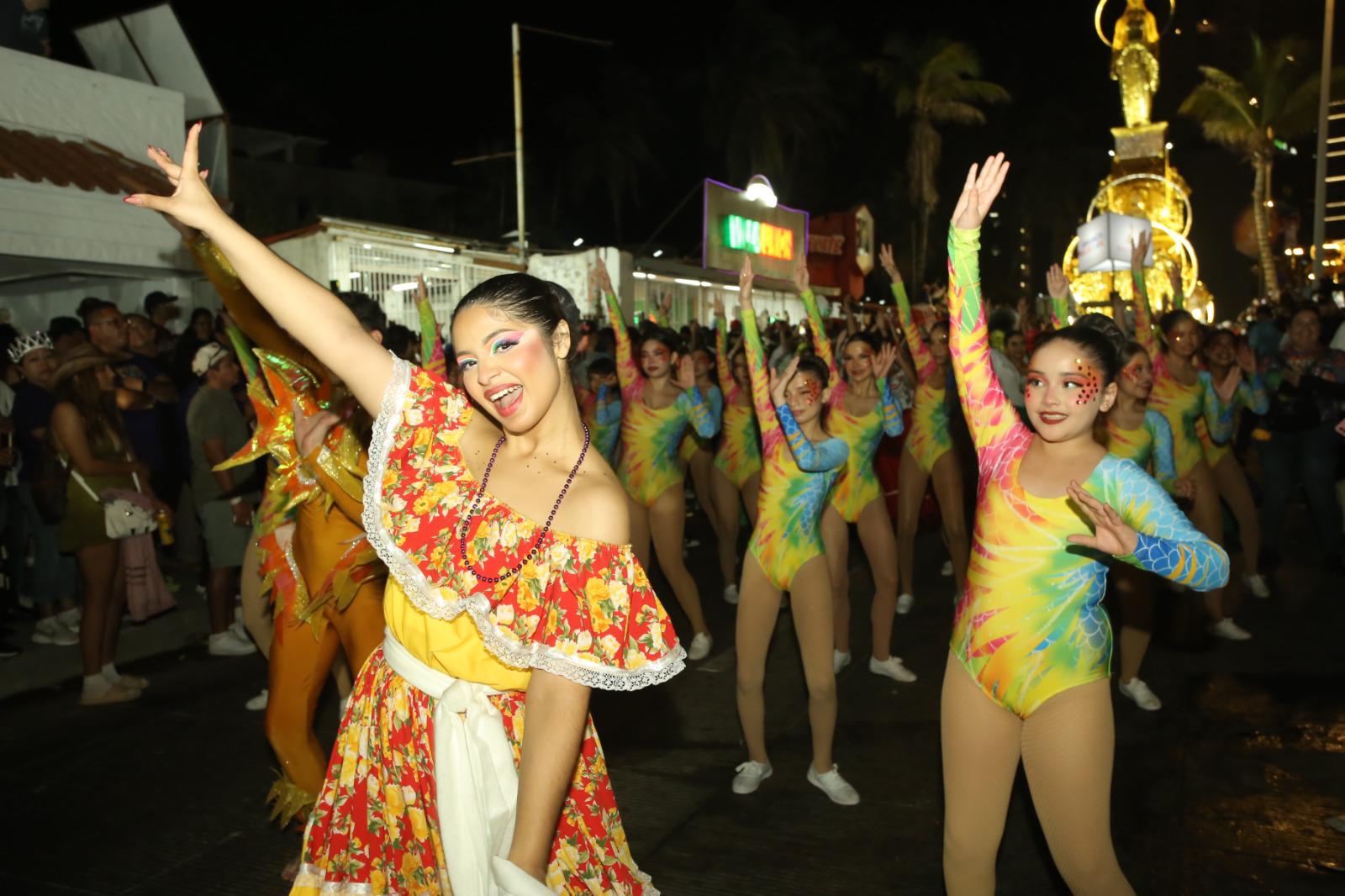 $!Disfrutan miles de personas el cierre del primer desfile del Carnaval de Mazatlán