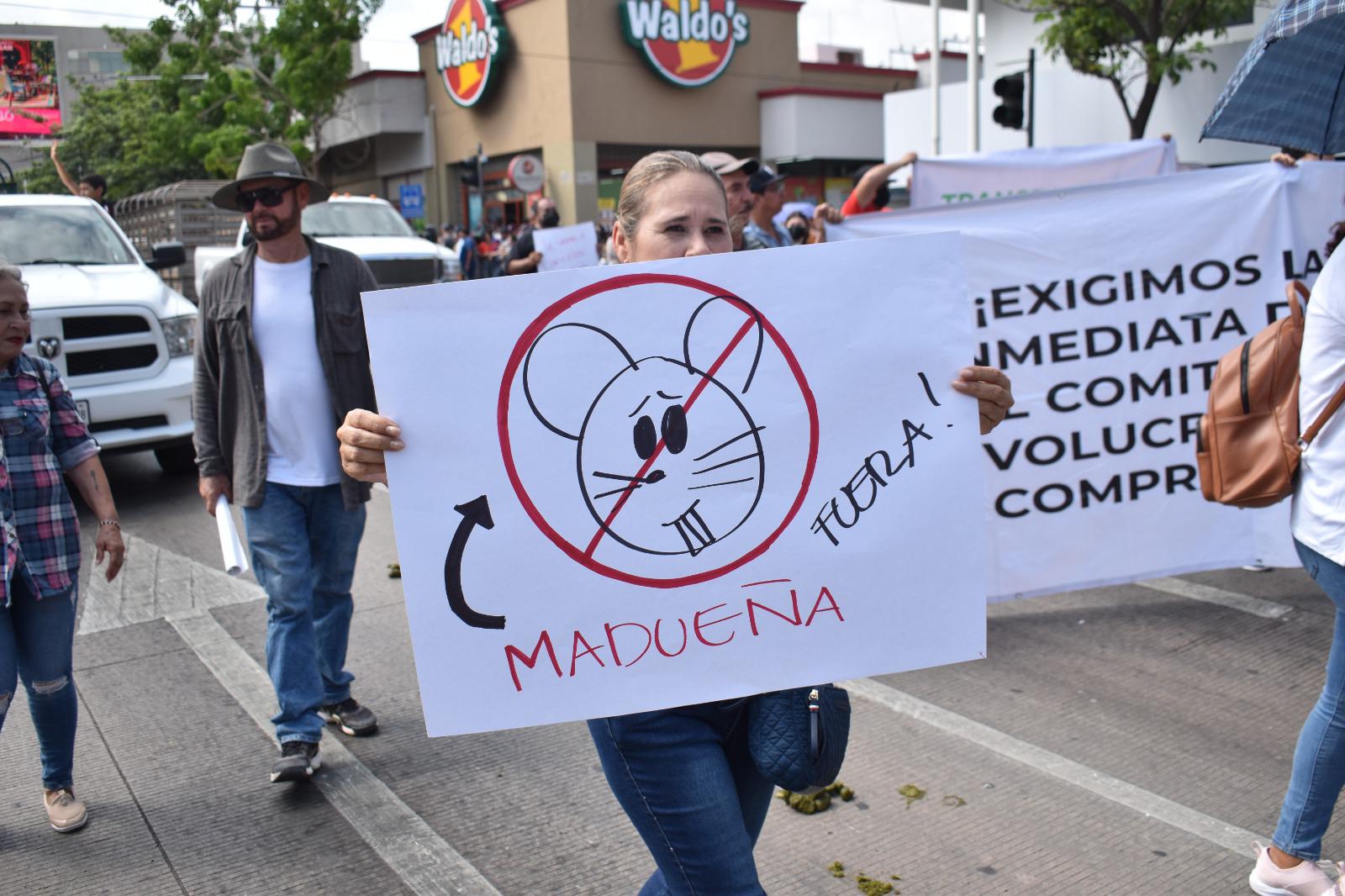 $!Protestan contra Rector de la UAS durante desfile de la Independencia en Culiacán