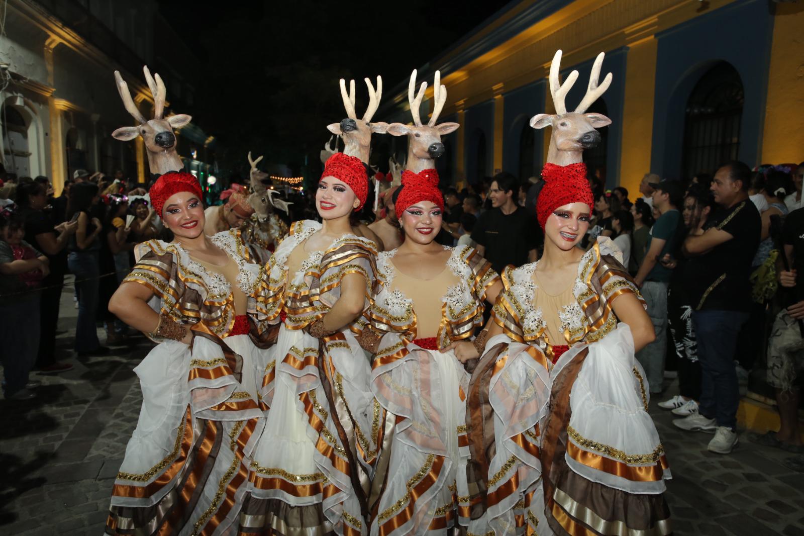 $!Catrinas, calaveras y almas de ultratumba encienden el ambiente festivo de la callejoneada en Mazatlán