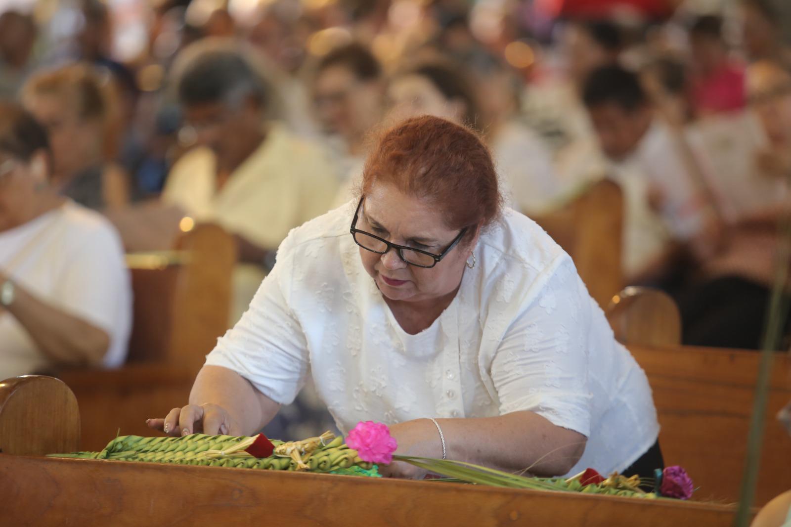 $!Obispo de Mazatlán llama a vivir la paz y la bondad en el Domingo de Ramos