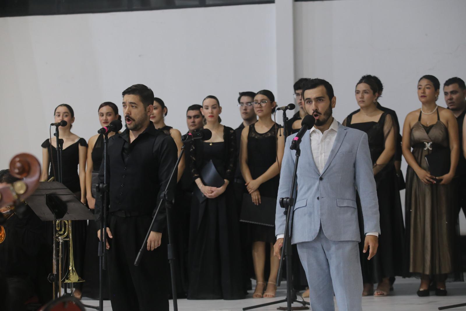 $!Los tenores Eduardo Tapia y Alejandro Yépez interpretaron algunas de las piezas más conocidas del repertorio italiano durante la velada.
